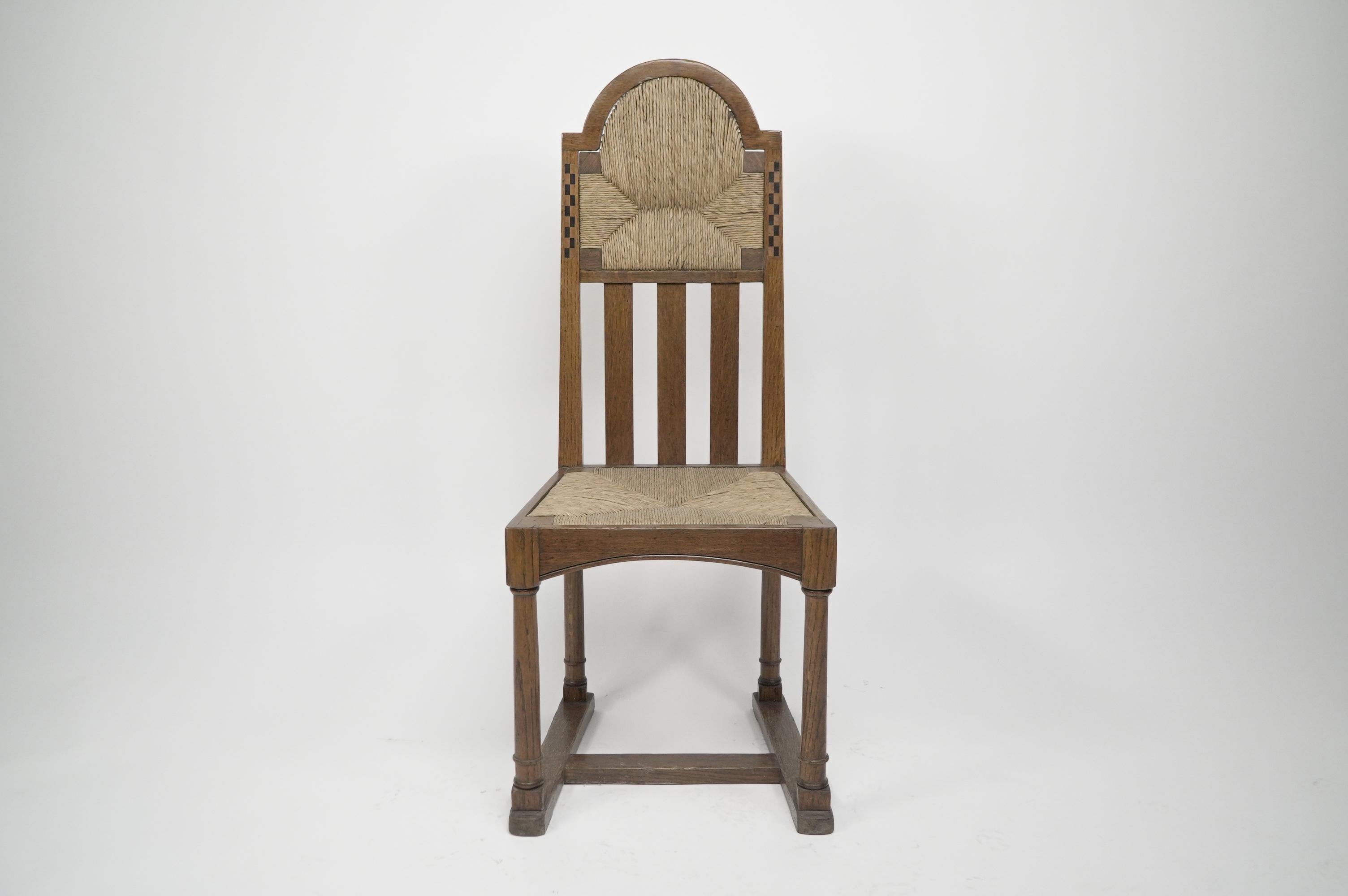 Arts and Crafts George Walton attribuito, Coppia di sedie Arts & Crafts con intarsi in scacchiera in vendita