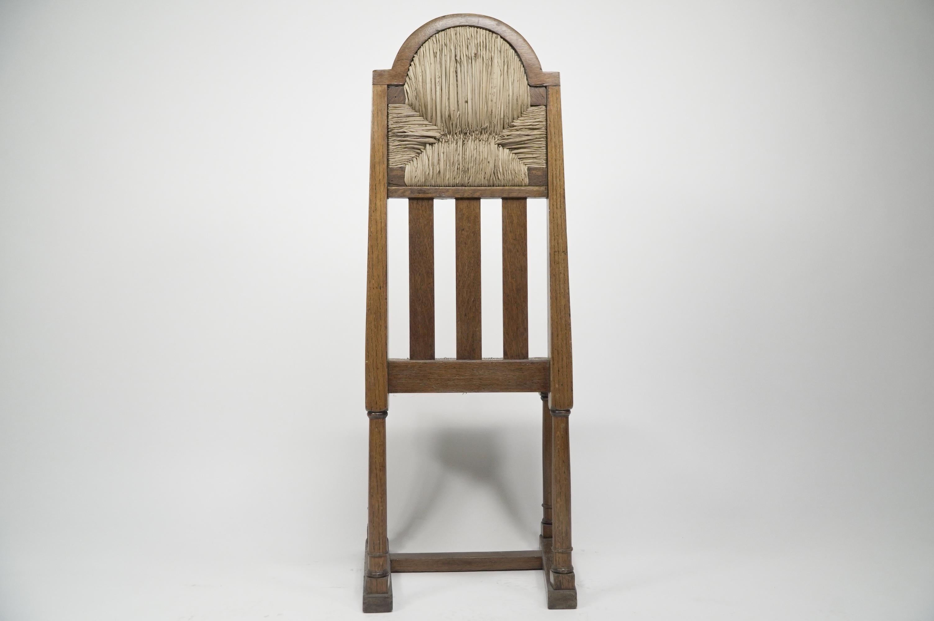 George Walton attribuito, Coppia di sedie Arts & Crafts con intarsi in scacchiera In condizioni buone in vendita a London, GB