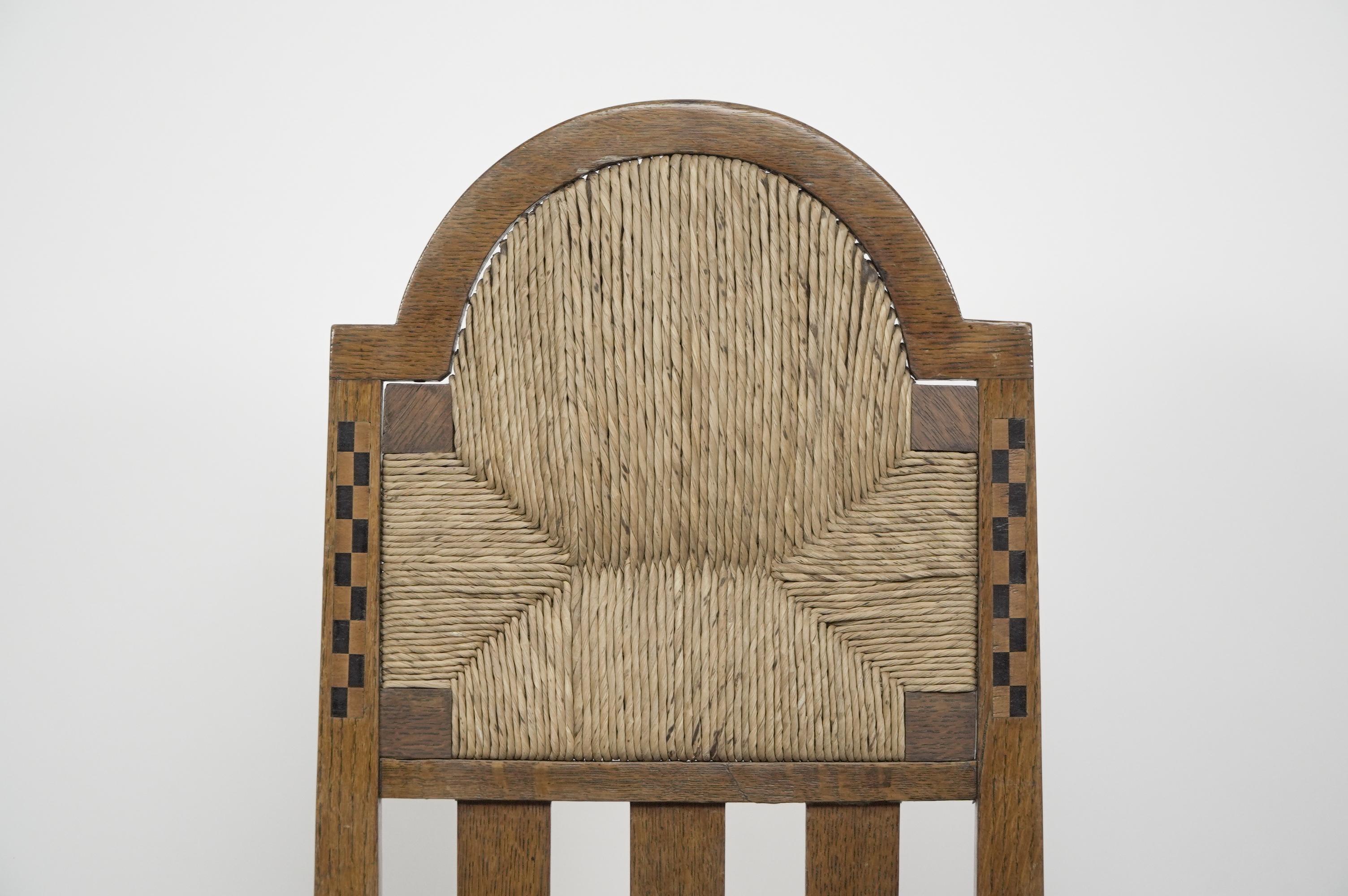 Giunco George Walton attribuito, Coppia di sedie Arts & Crafts con intarsi in scacchiera in vendita