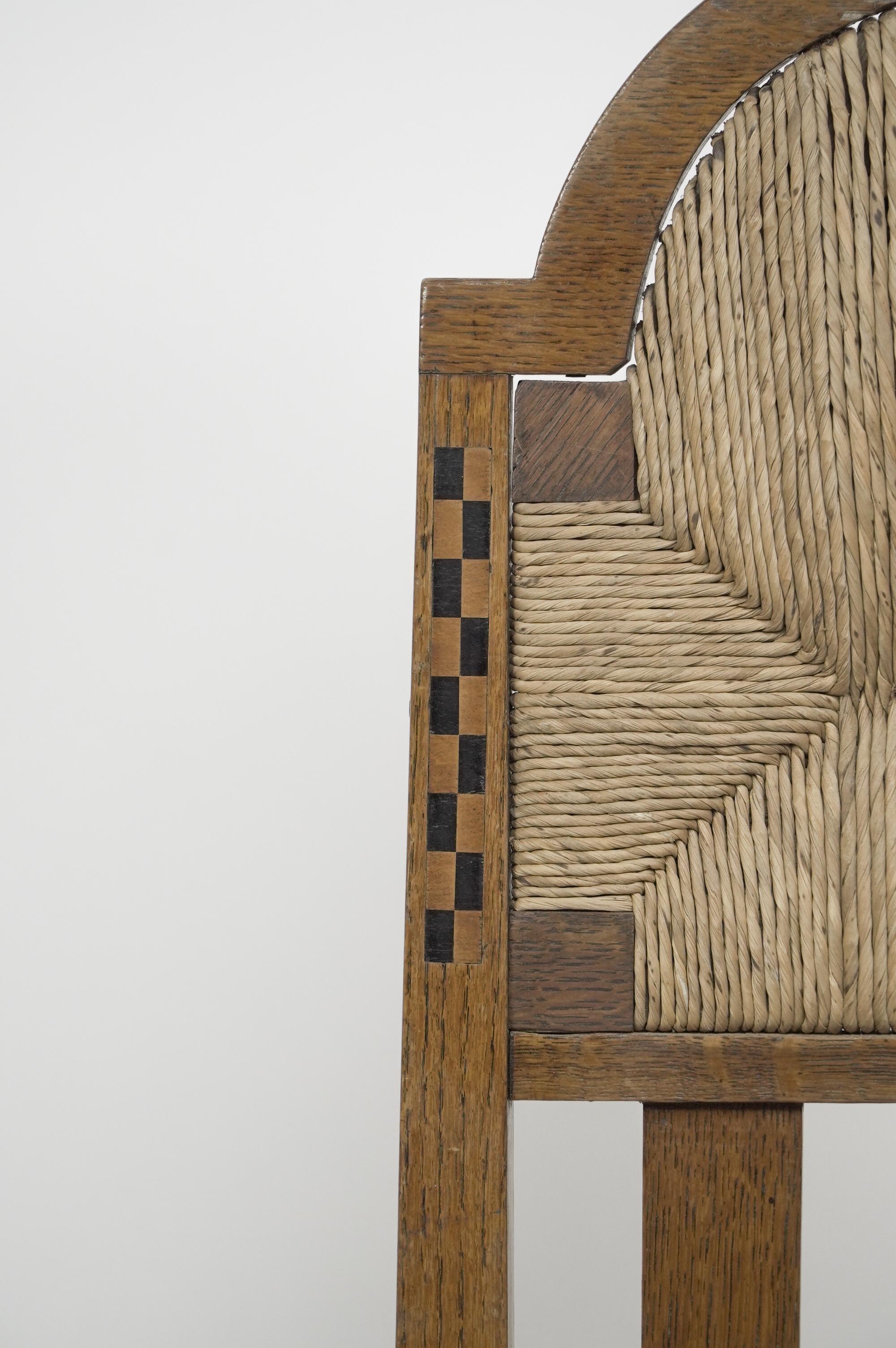George Walton attribuito, Coppia di sedie Arts & Crafts con intarsi in scacchiera in vendita 1