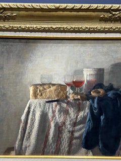 Impressionistisches Stillleben mit Brot, Käse und Wein auf einem Esstisch innen