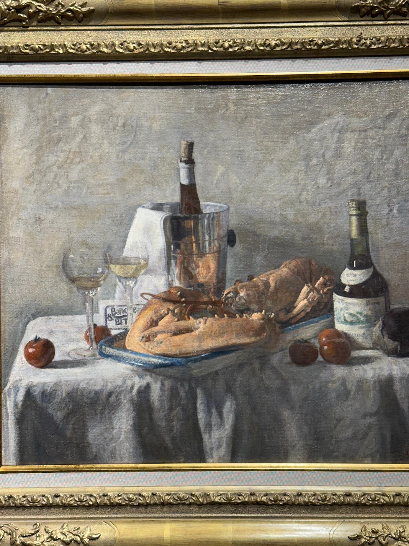 Natura morta impressionista con vino, aragosta, cibo su un tavolo da pranzo interno - Painting di George Weissbort