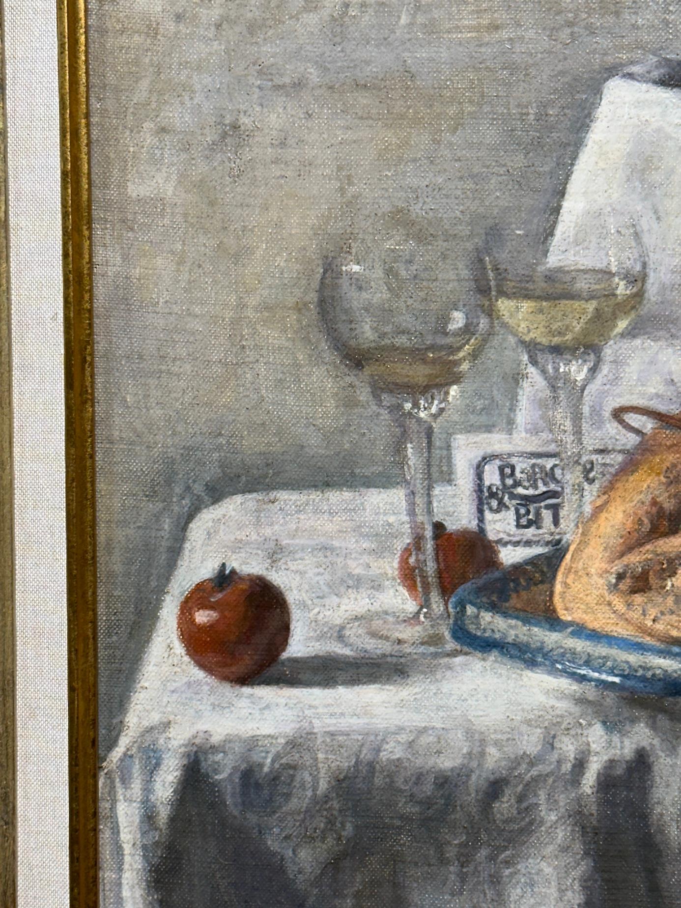Questa natura morta del XX secolo di George Weissbolt è una composizione magistrale che emana raffinatezza e tranquilla eleganza. Il dipinto cattura una tavola accuratamente apparecchiata con una selezione di frutti di mare, vino e altre