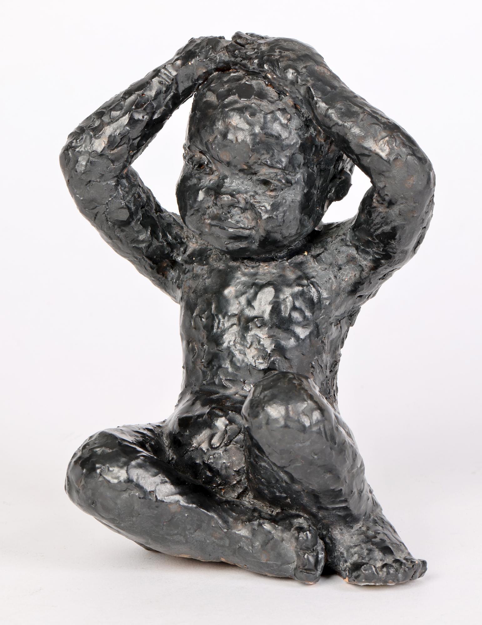 Schwarz glasierte sitzende Kinderskulptur aus Keramik von George West Studio Pottery, datiert 1969 im Angebot 2