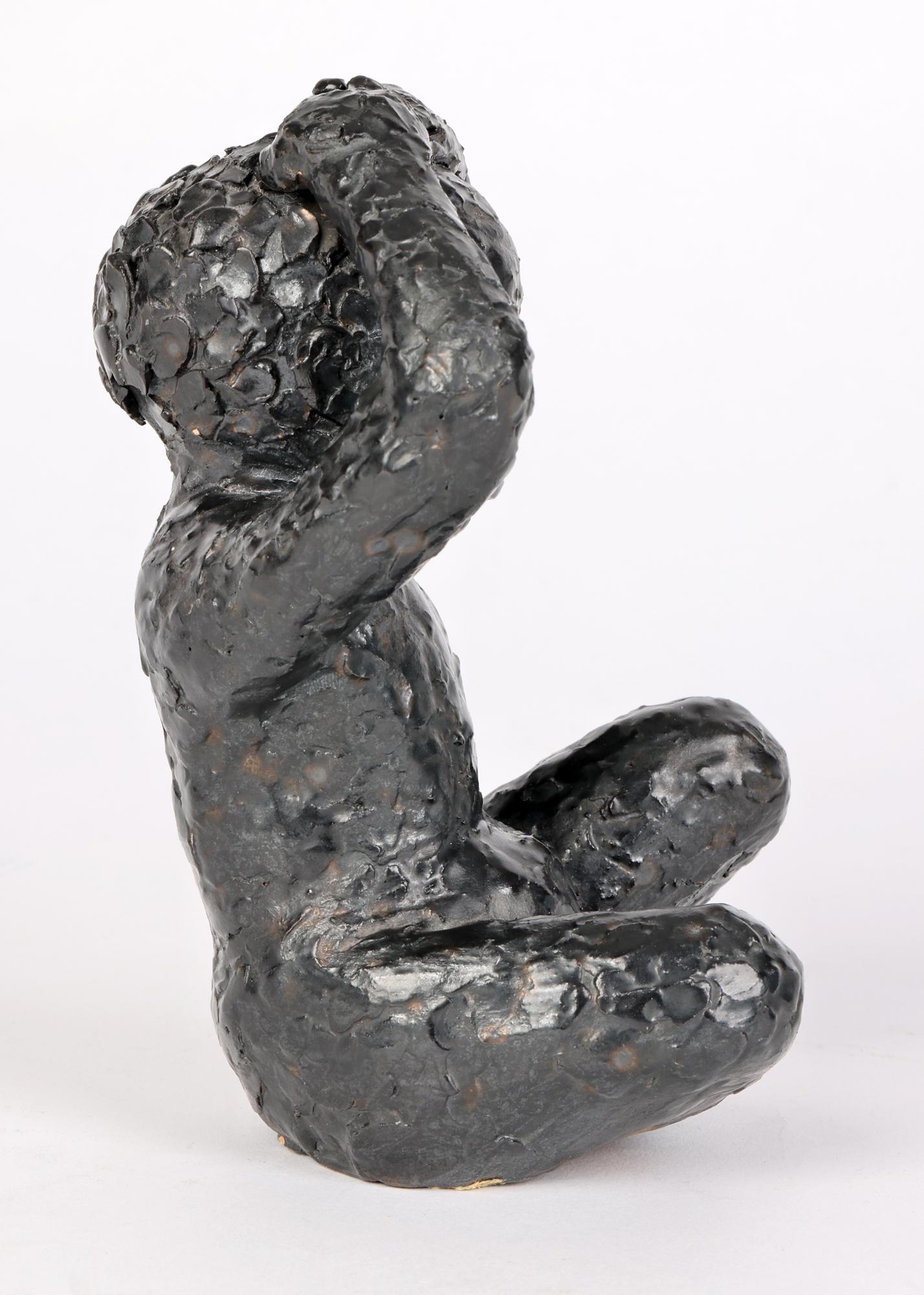George West Studio Pottery Scultura di bambino seduto smaltato nero datata 1969 in vendita 4