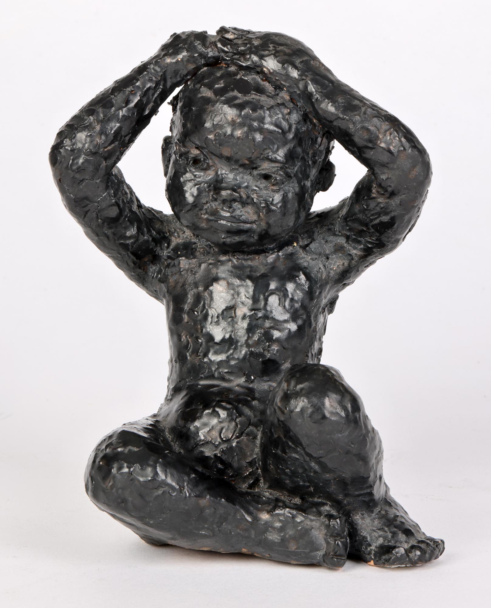 Smaltato George West Studio Pottery Scultura di bambino seduto smaltato nero datata 1969 in vendita