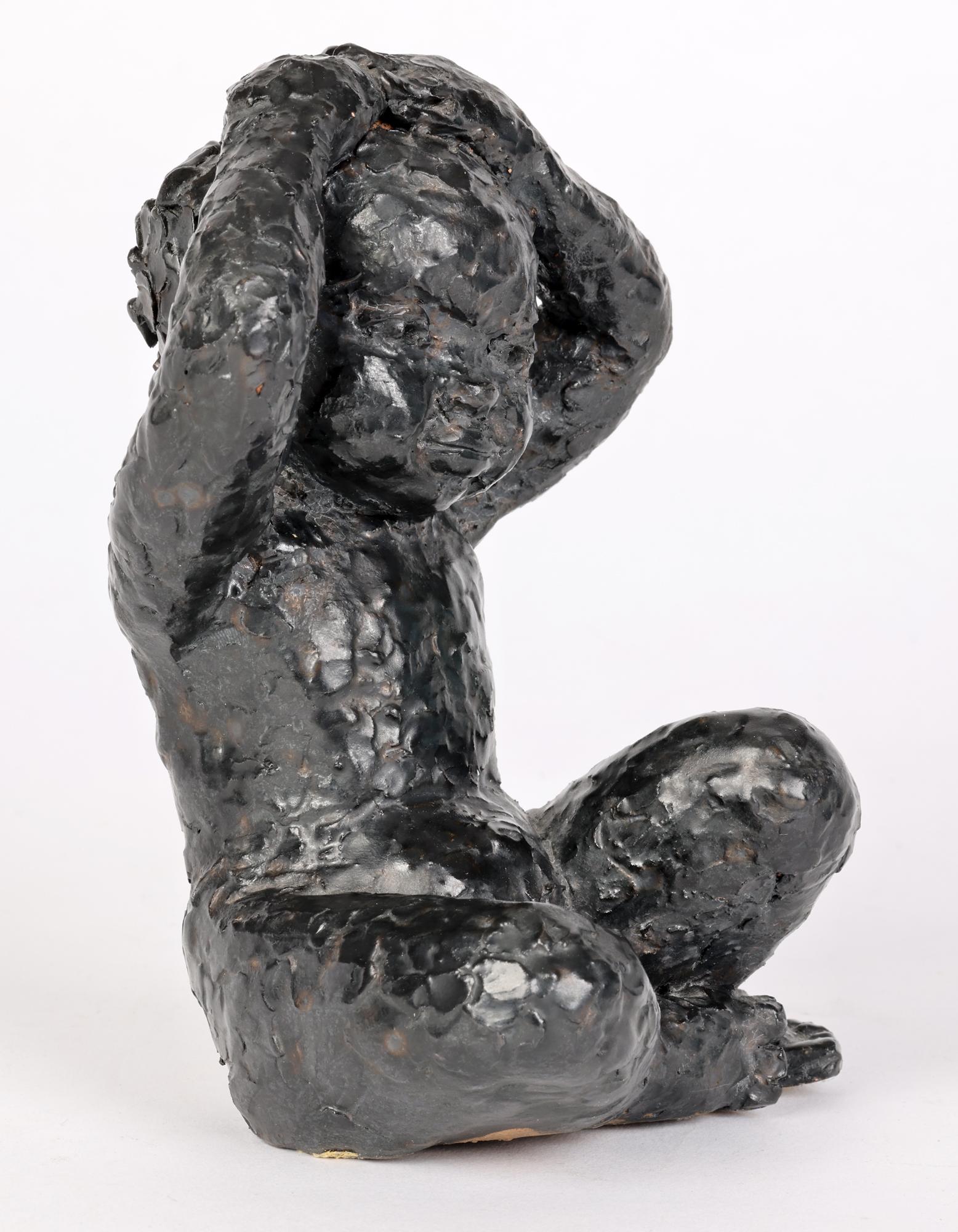 Metà XX secolo George West Studio Pottery Scultura di bambino seduto smaltato nero datata 1969 in vendita