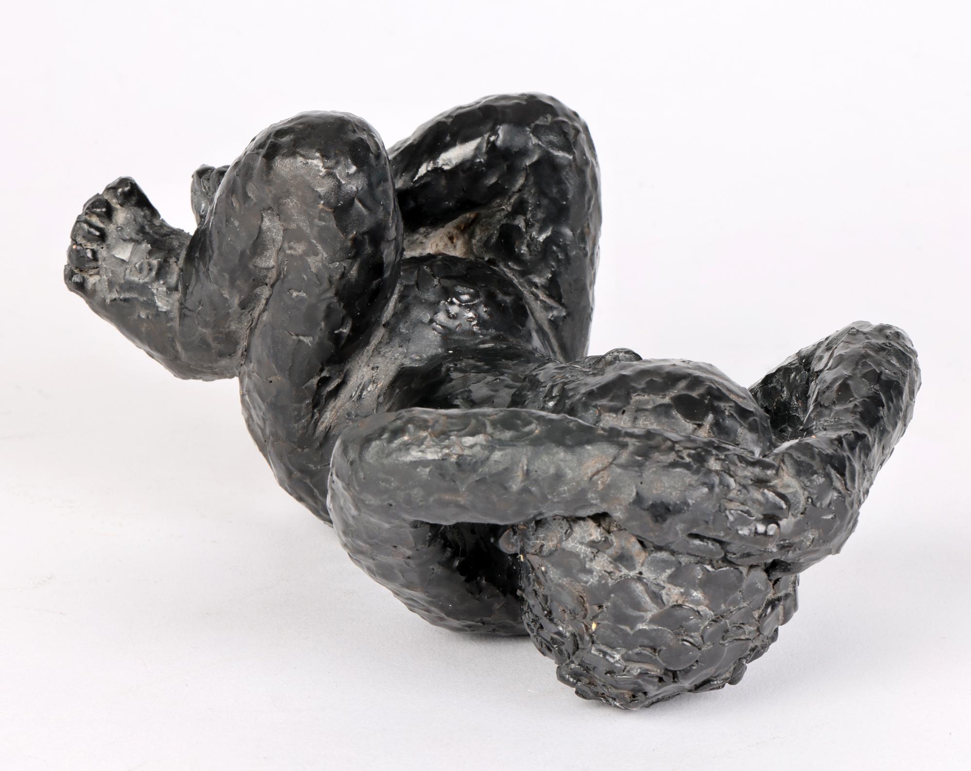 Terracotta George West Studio Pottery Scultura di bambino seduto smaltato nero datata 1969 in vendita