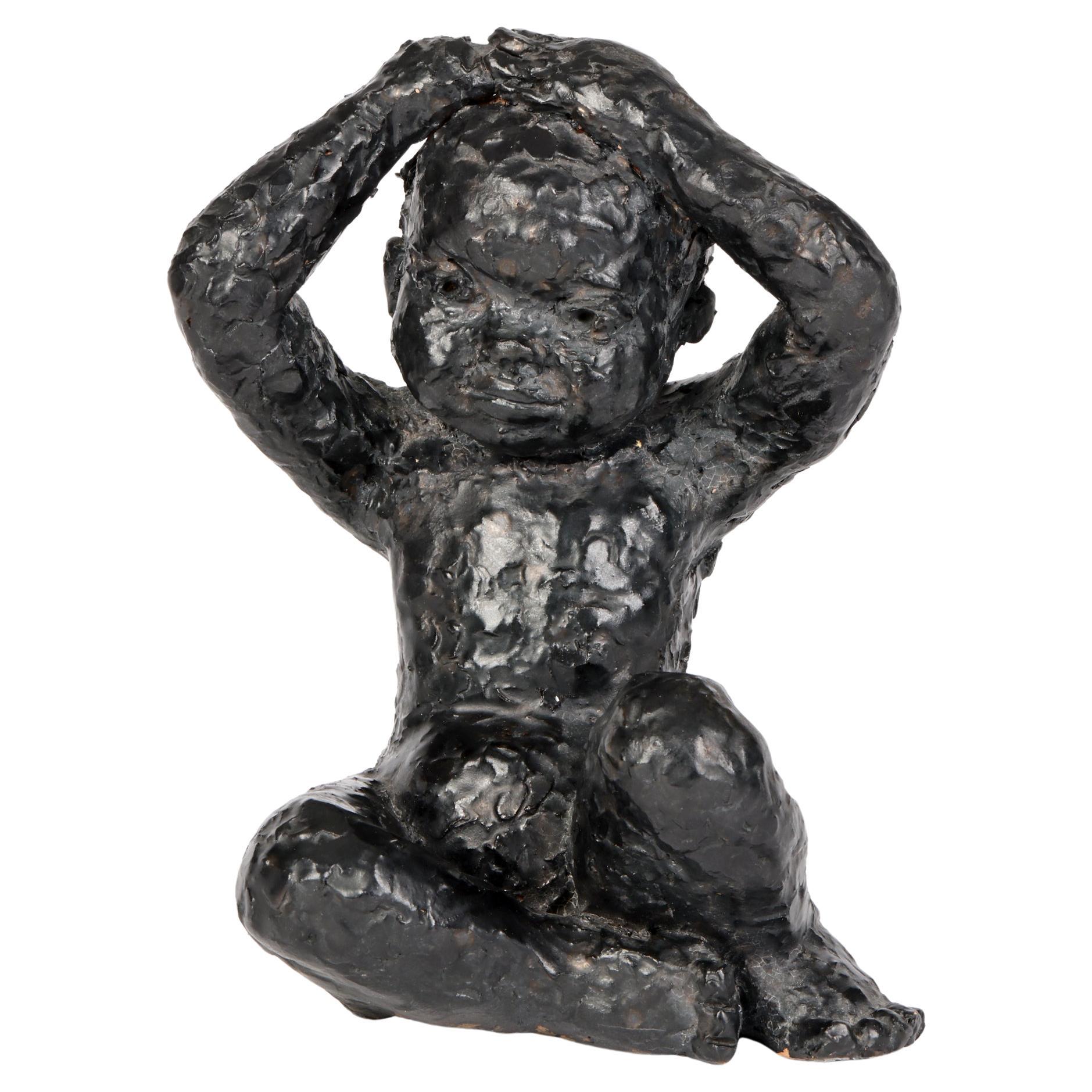 George West Studio Pottery Sculpture d'enfant assis à glaçure noire datée de 1969