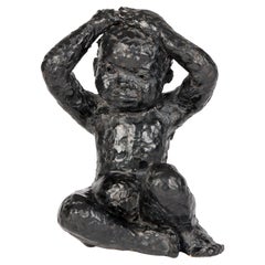 George West Studio Pottery Scultura di bambino seduto smaltato nero datata 1969