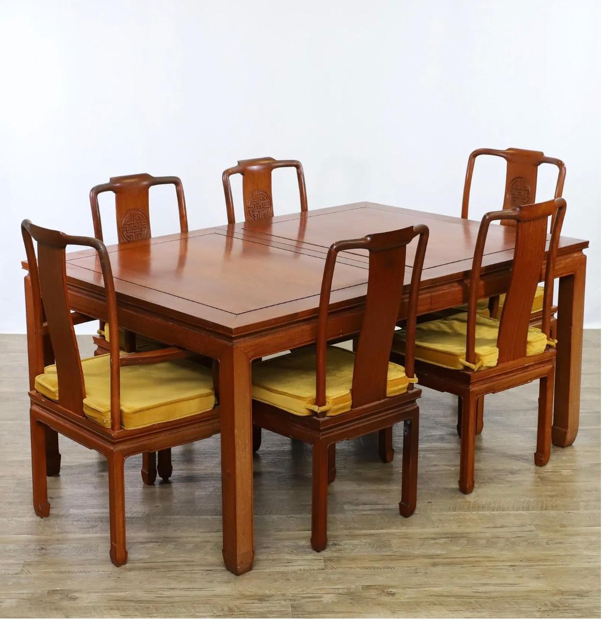 L'ensemble de salle à manger Vintage George Zee & Co. met en valeur l'artisanat anglo-chinois en bois de teck massif séché au four. La table de salle à manger extensible présente des panneaux encastrés classiques sur le dessus avec des tabliers