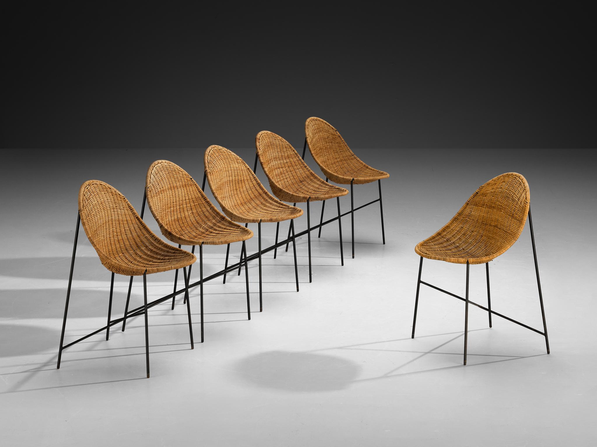 Georges et Hermine Laurent, ensemble de six chaises de salle à manger, cannage, acier enduit, Italie, années 1950

Ces chaises, conçues par Georges et Hermine Laurent, présentent des assises en cannage tressé gracieusement incurvées qui forment une