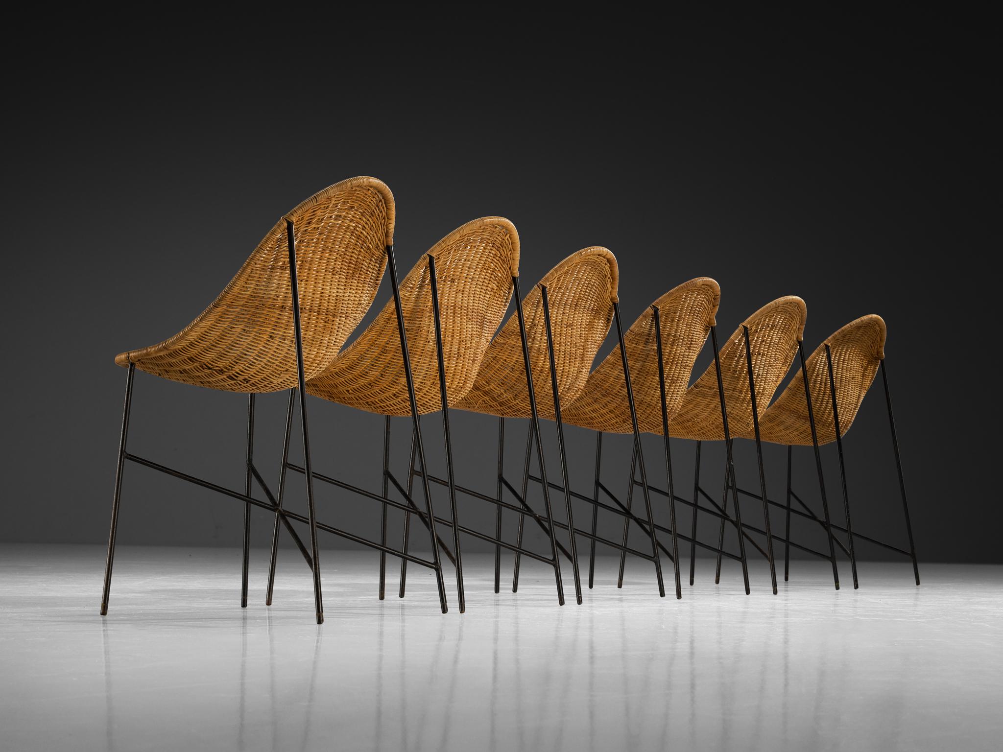 Milieu du XXe siècle Georges et Hermine Laurent ensemble de six chaises de salle à manger en rotin et acier en vente