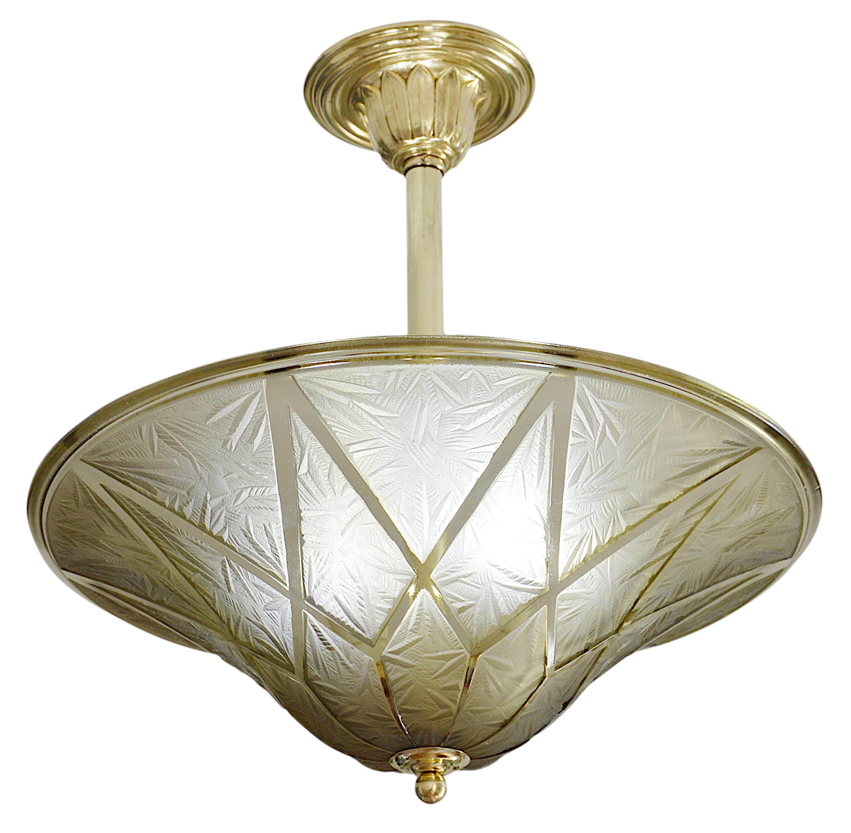 Questo splendido lampadario a sospensione in stile Art Déco francese è stato disegnato da Georges Béal e prodotto da VERLYS a Les Andelys, in Francia, durante gli anni '20. Il lampadario presenta l'iconico motivo 