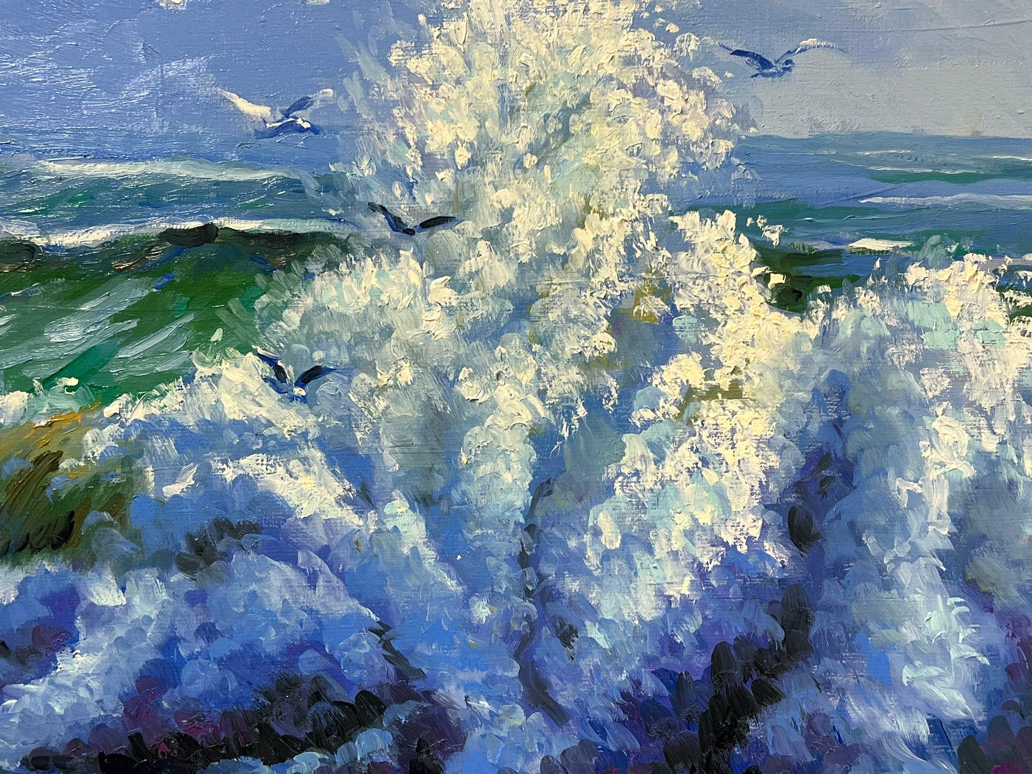 Coastal-Szene mit Crashing Waves, Möwen im Flug und lebhaften Ozeanfarben im Angebot 1