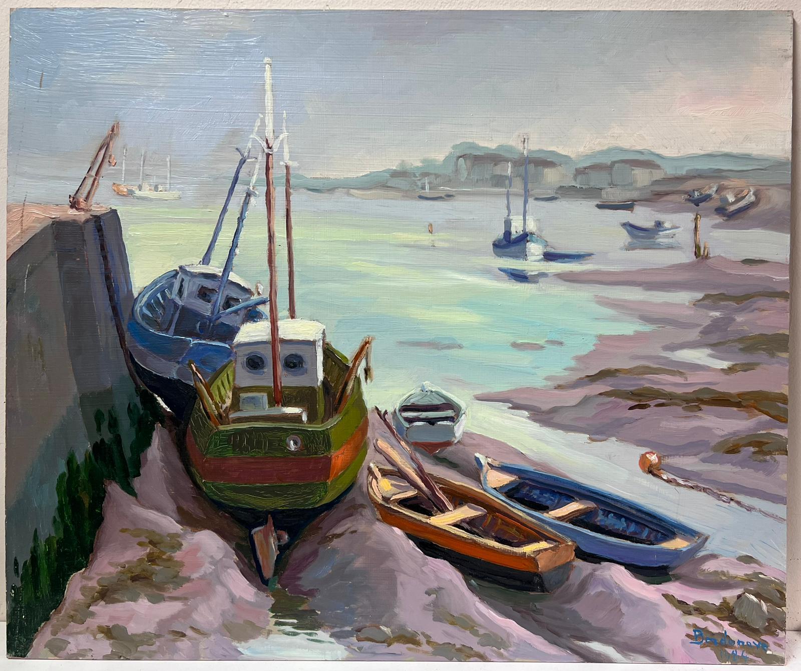 Huile impressionniste française contemporaine Bateaux échoués dans un port côtier - Painting de Georges Bordonove