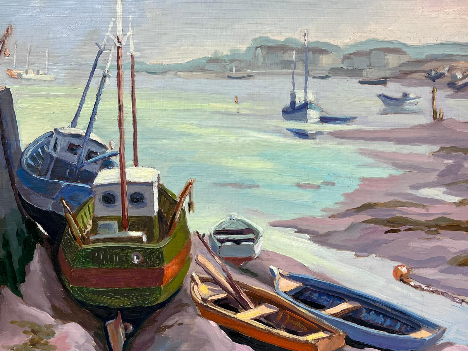 Huile impressionniste française contemporaine Bateaux échoués dans un port côtier en vente 1
