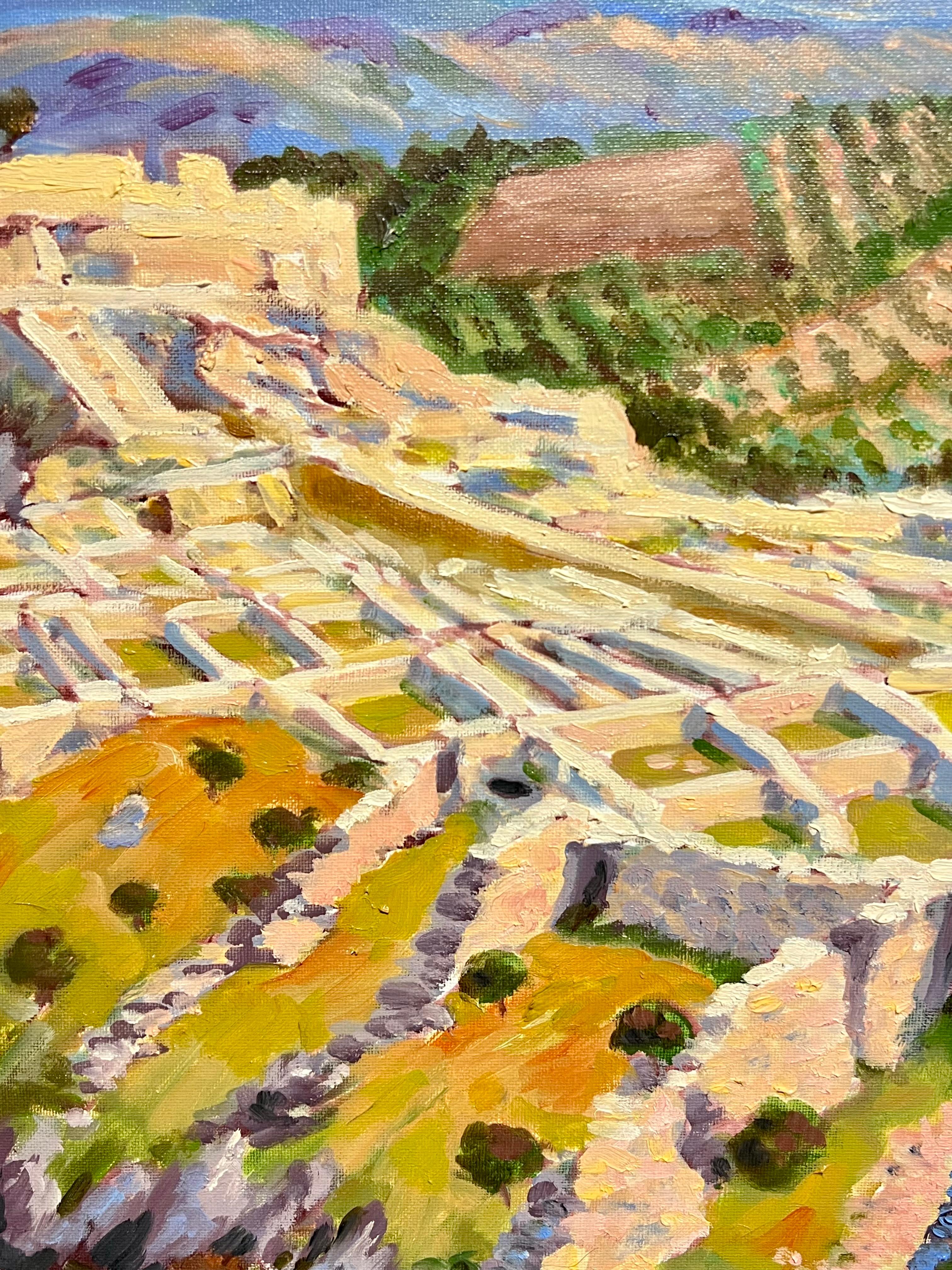 Impressionista francese Fortezza storica in mezzo a campi verdi e ondulati Pittura a olio - Landscape Painting Marrone di Georges Bordonove
