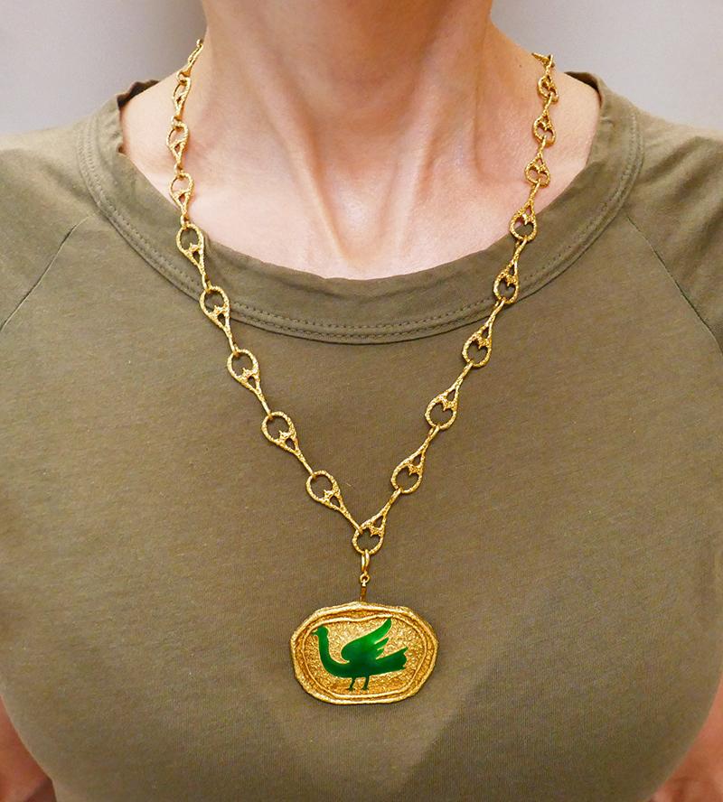 A collectable jewelry art piece by Georges Braque from his world renowned The Birds Collection – an 18 karat yellow gold and green enamel pin pendant called “Procris”.
The Birds Collection is Braque’s the only jewelry collection. It is called