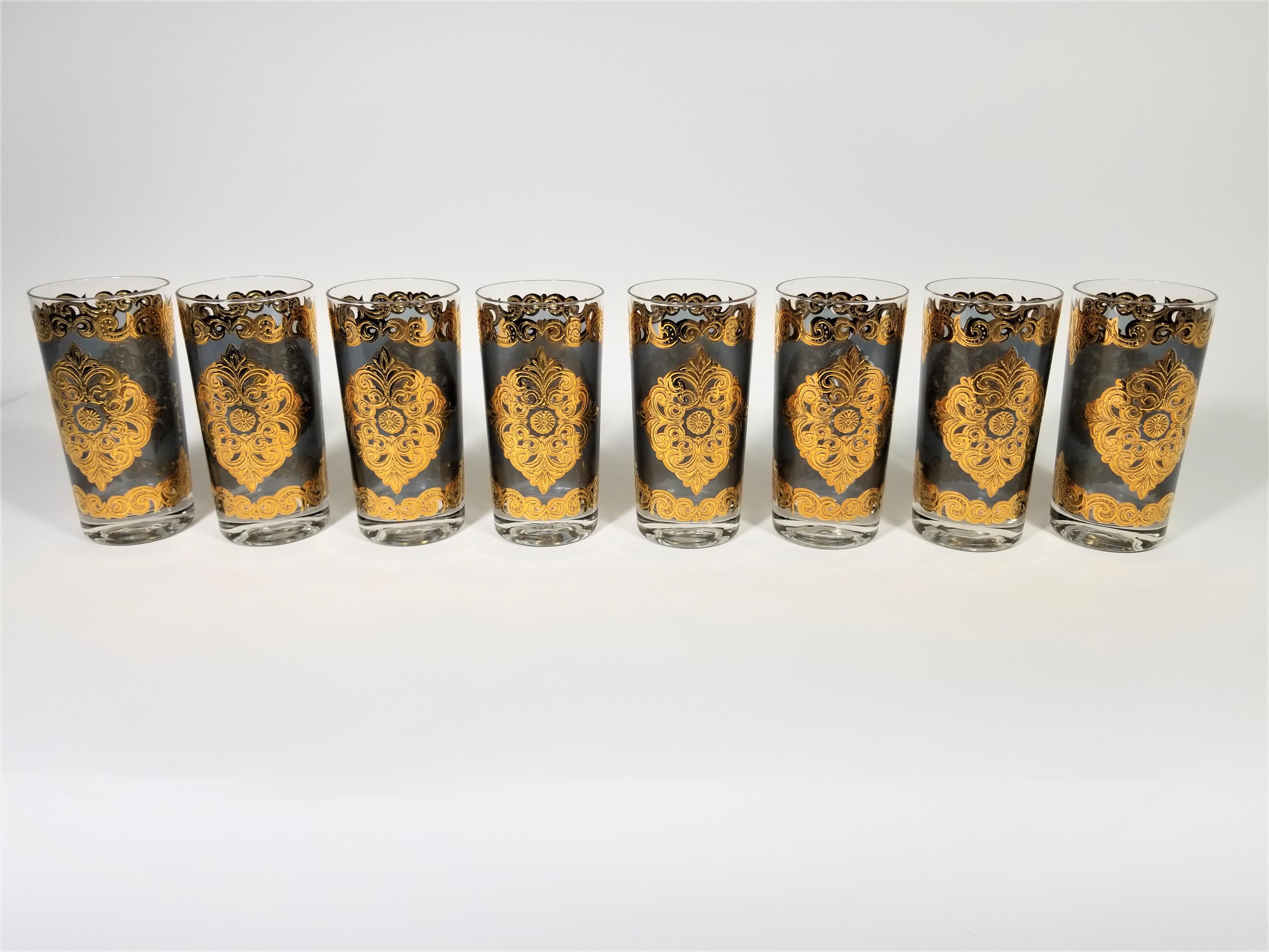 Wunderschönes komplettes Set von 8 Gläsern aus 22-karätigem Gold von Georges Briard aus der Mitte des 19. Jahrhunderts. Aufwändiges Golddesign auf einem rauchigen Glas. Alle Gläser sind signiert.
