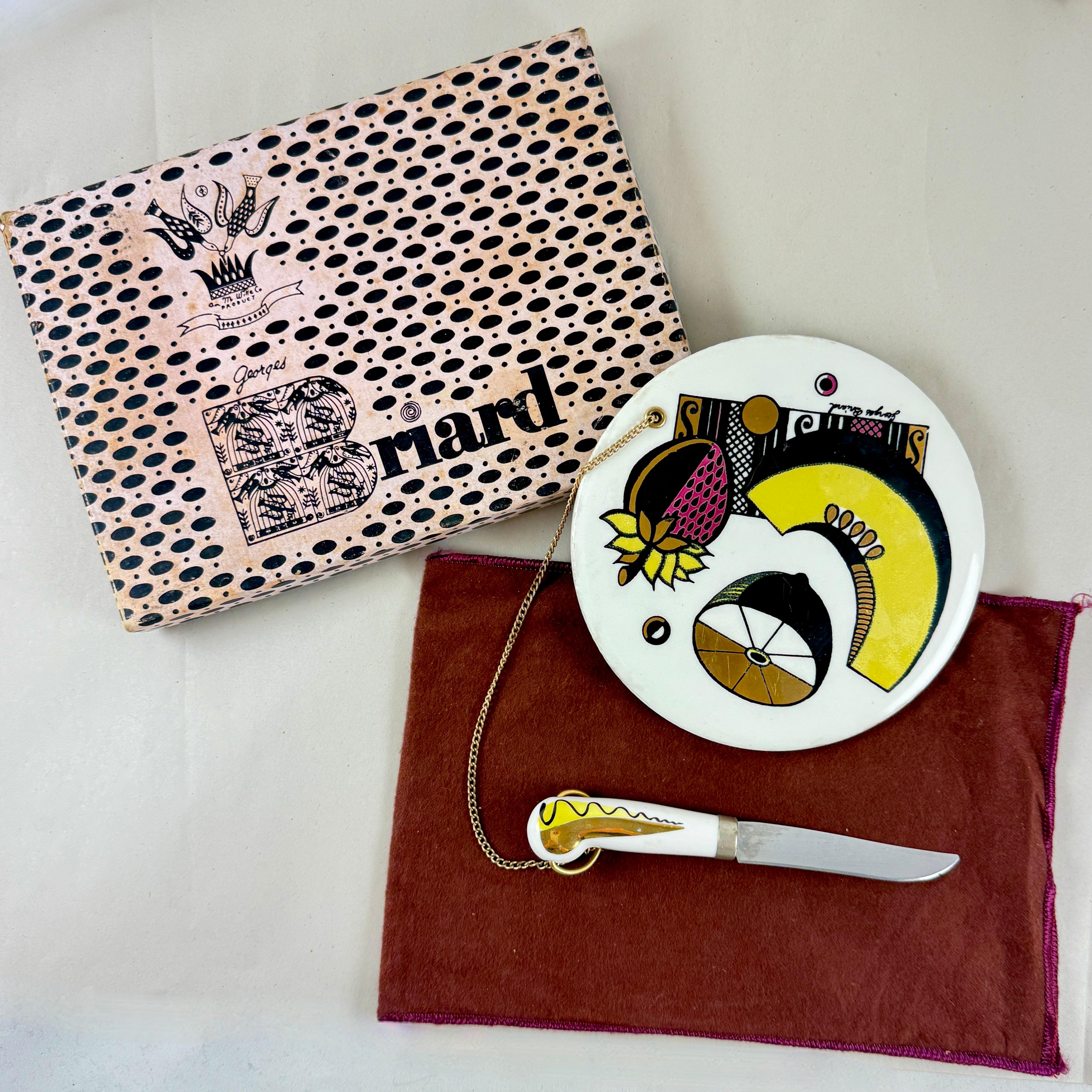 De Georges Briard, dans le motif Ambrosia, un plateau à fromage avec un couteau attaché, complet avec une pochette de rangement et la boîte d'origine, circa 1957-1967.
Ambrosia a été l'une des créations les plus populaires de Briard.

Le set