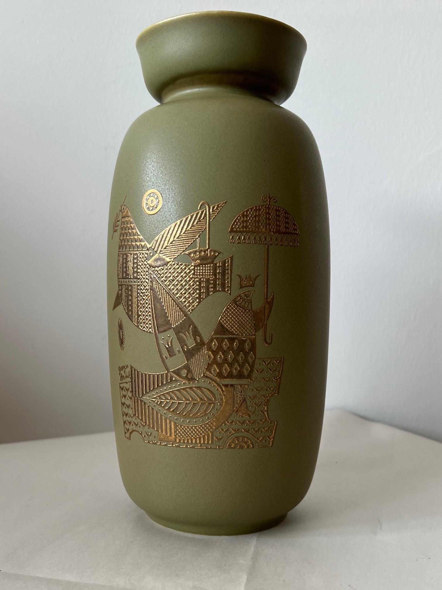  A charming large vase by Georges Briard for Hyalyn, USA, ca' 1960's. Gold on green, signed on the front.