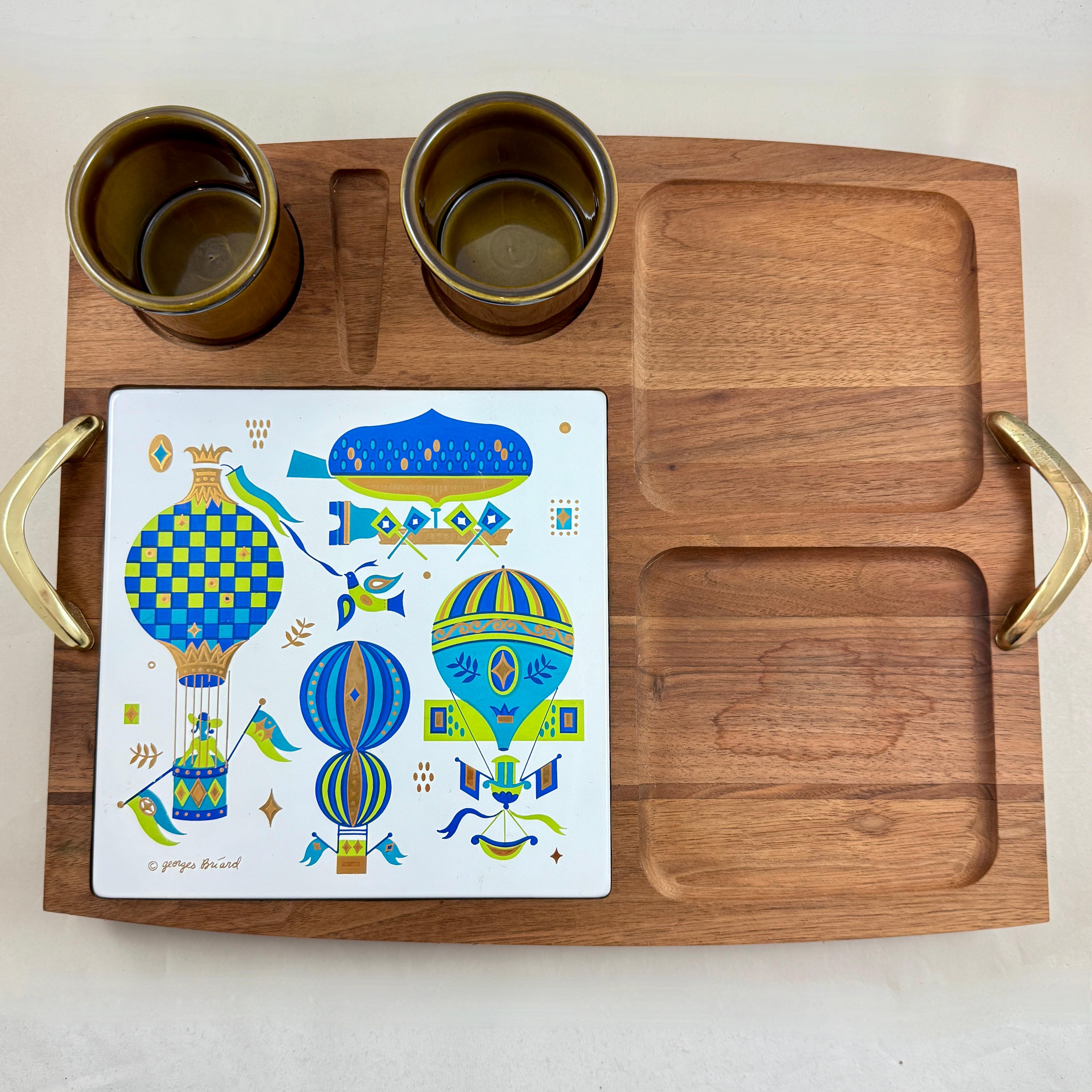 De Georges Briard, un ensemble de trois planches à fromage et à sauce, signé, présenté dans le catalogue de produits 1961-1962.

Georges Briard a créé des designs primés pour des articles tels que des verres, des plateaux, des cafetières et des