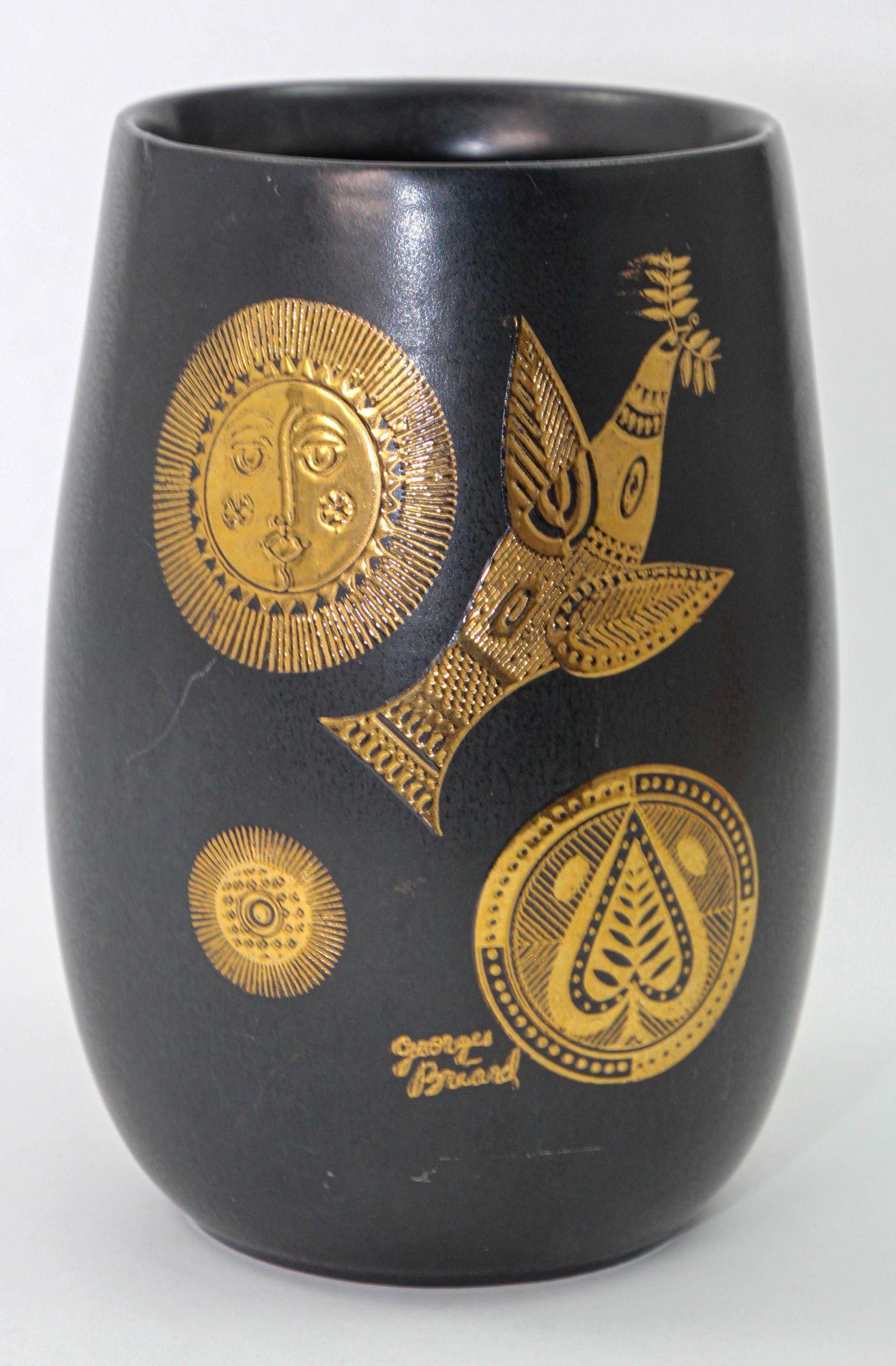 Vase en céramique noir mat incrusté d'or par Georges Briard pour Hyalyn Pottery, États-Unis, années 1960.
Signé GEORGES BRIARD sur le devant du vase, le motif est sculpté dans la céramique et peint à l'or 22 carats.
L'oiseau avec la branche