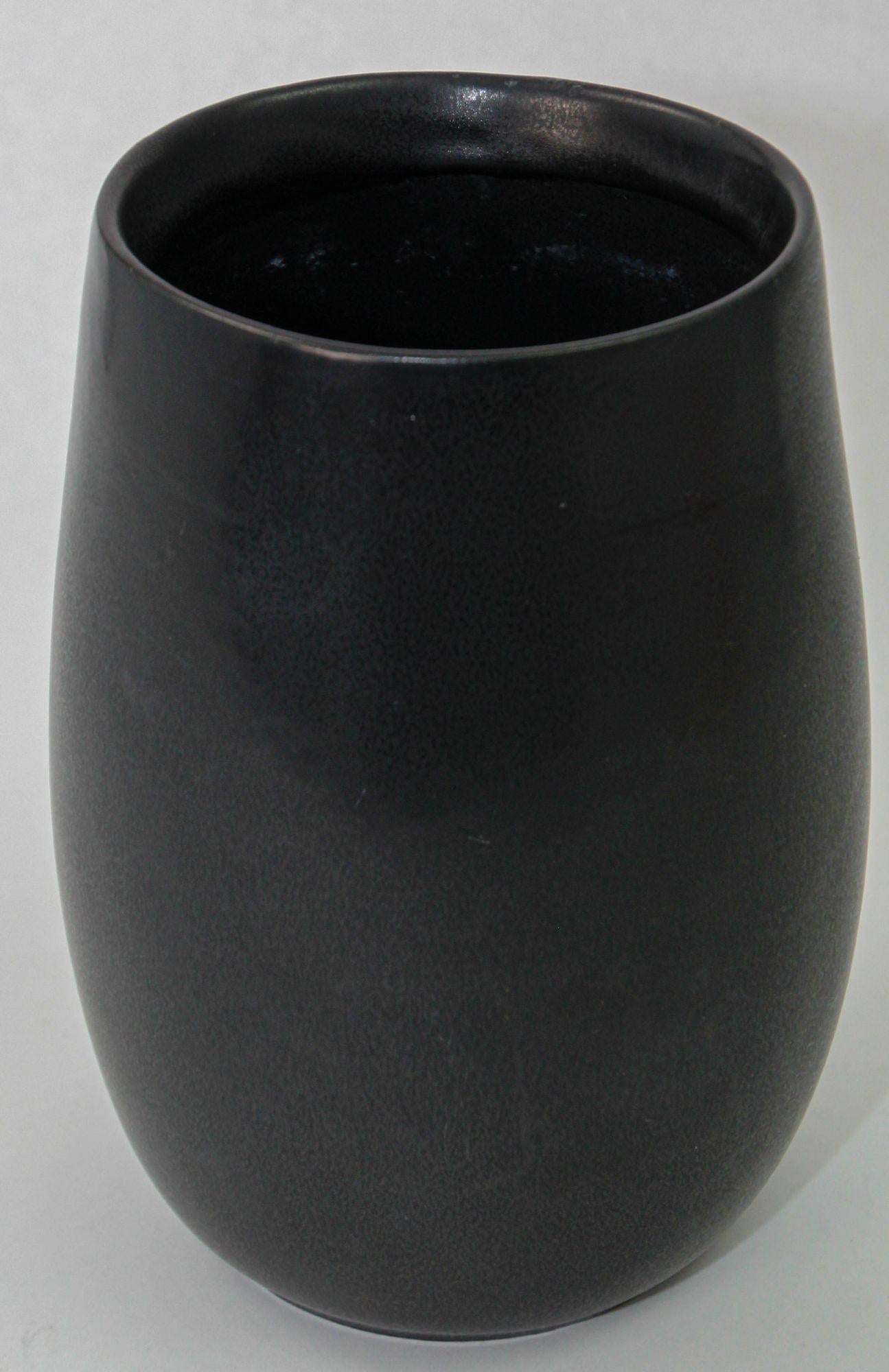 Américain GEORGES BRIARD pour Hyalyn vase en céramique noire et or Hollywood Regency des années 1960 en vente