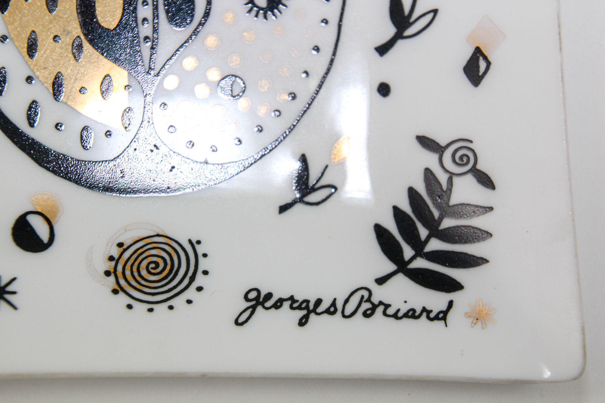 Hollywood Regency Plat en verre d'art blanc Georges Briard 'Forbidden Fruit' avec designs noir et or en vente