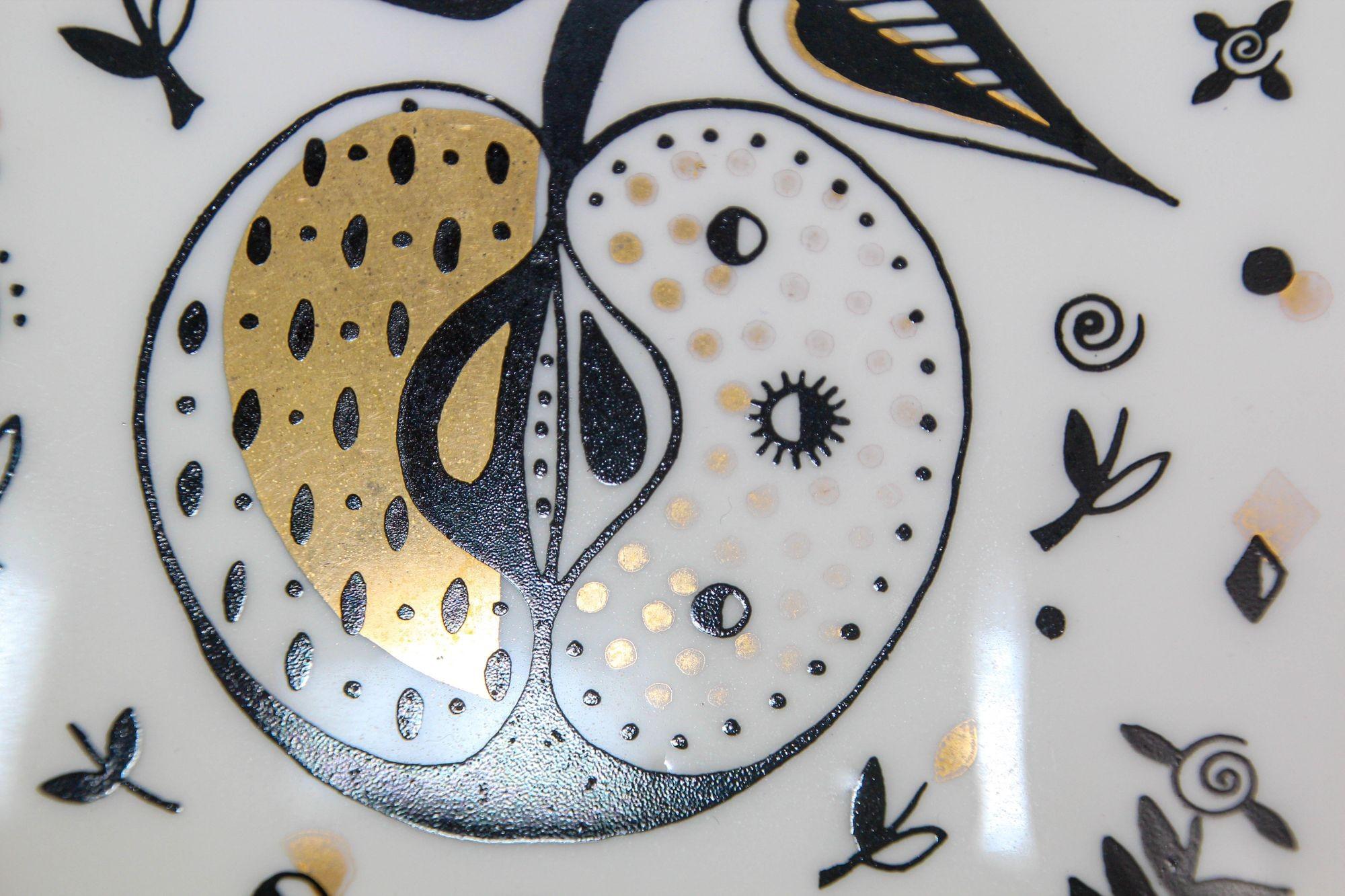 Américain Plat en verre d'art blanc Georges Briard 'Forbidden Fruit' avec designs noir et or en vente