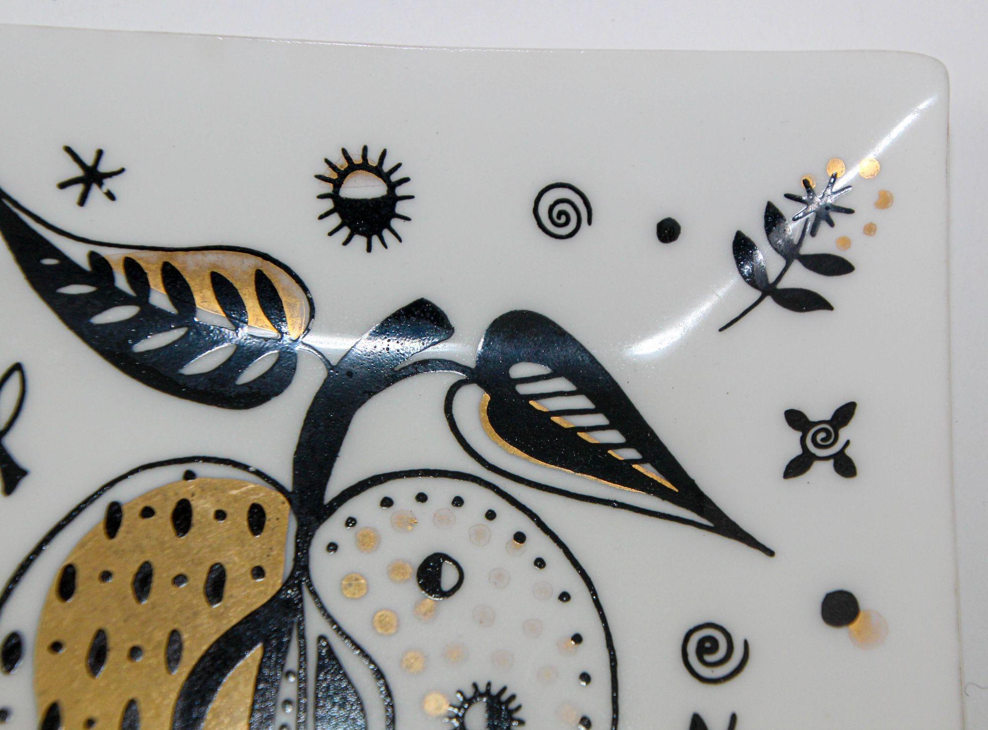 Weiße Georges Briard 'Gebotene Früchte' Weiße Kunstglasschale mit schwarzem und goldenem Design im Zustand „Gut“ im Angebot in North Hollywood, CA