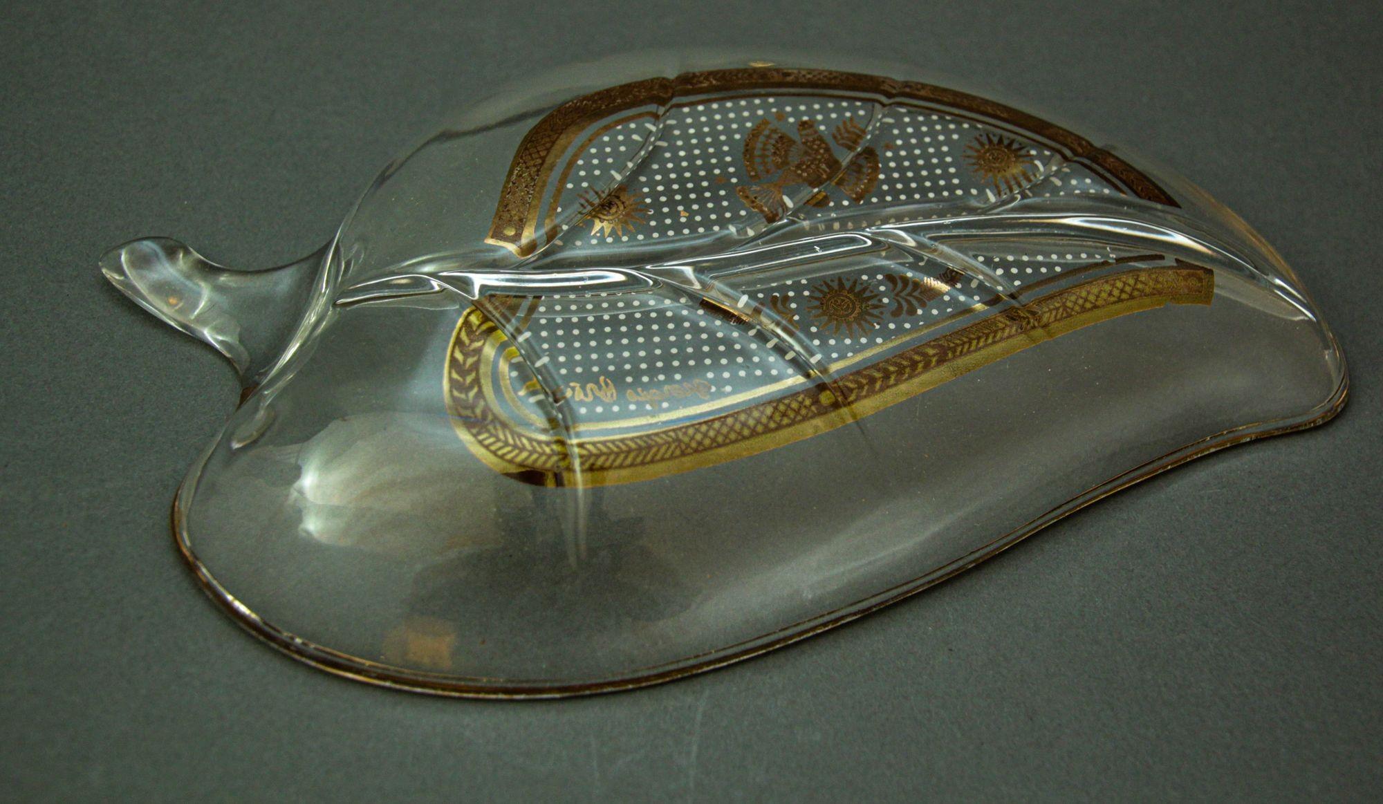 Américain Plat à noix en verre feuille d'or signé Georges Briard, 1960 en vente