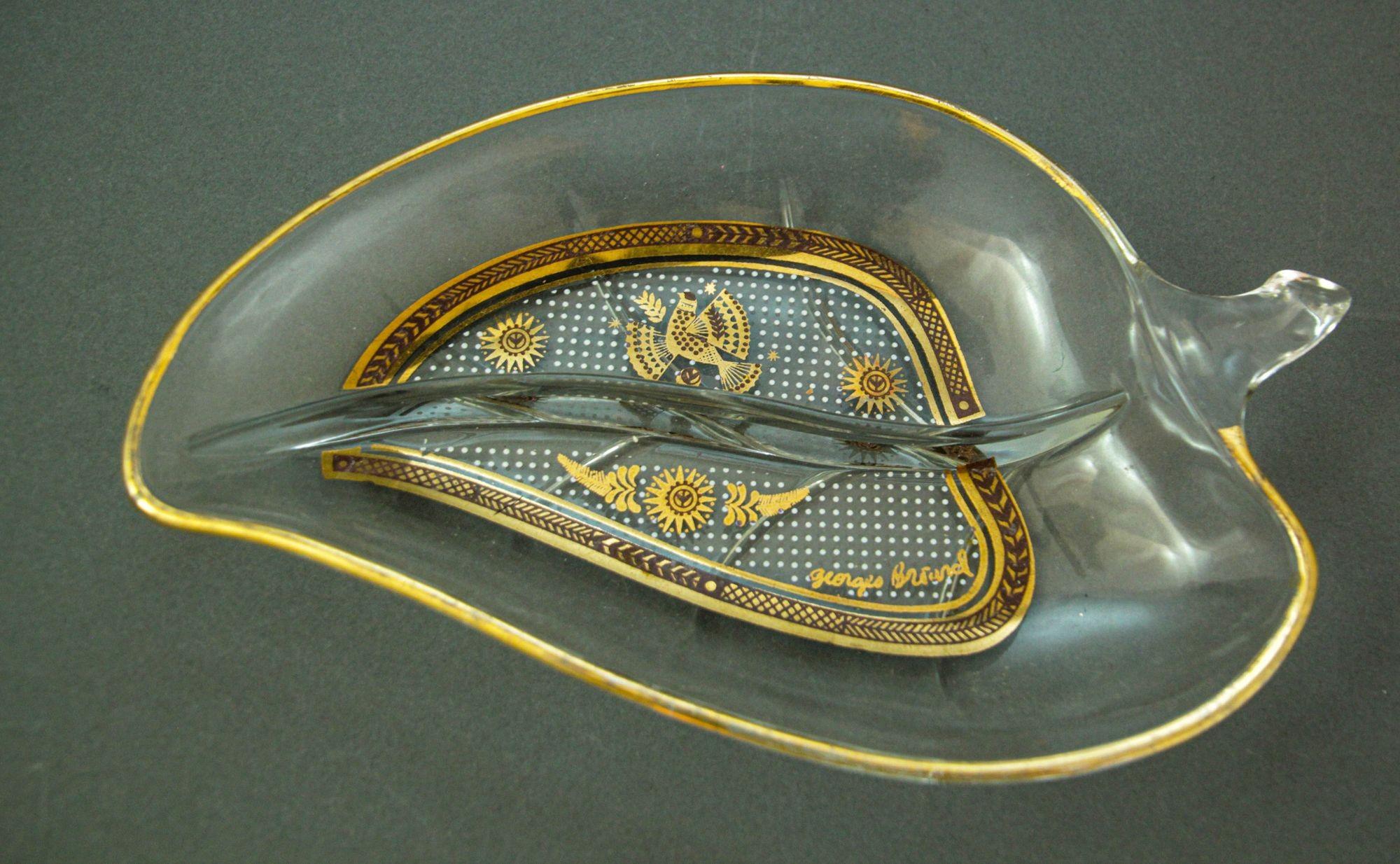 20ième siècle Plat à noix en verre feuille d'or signé Georges Briard, 1960 en vente