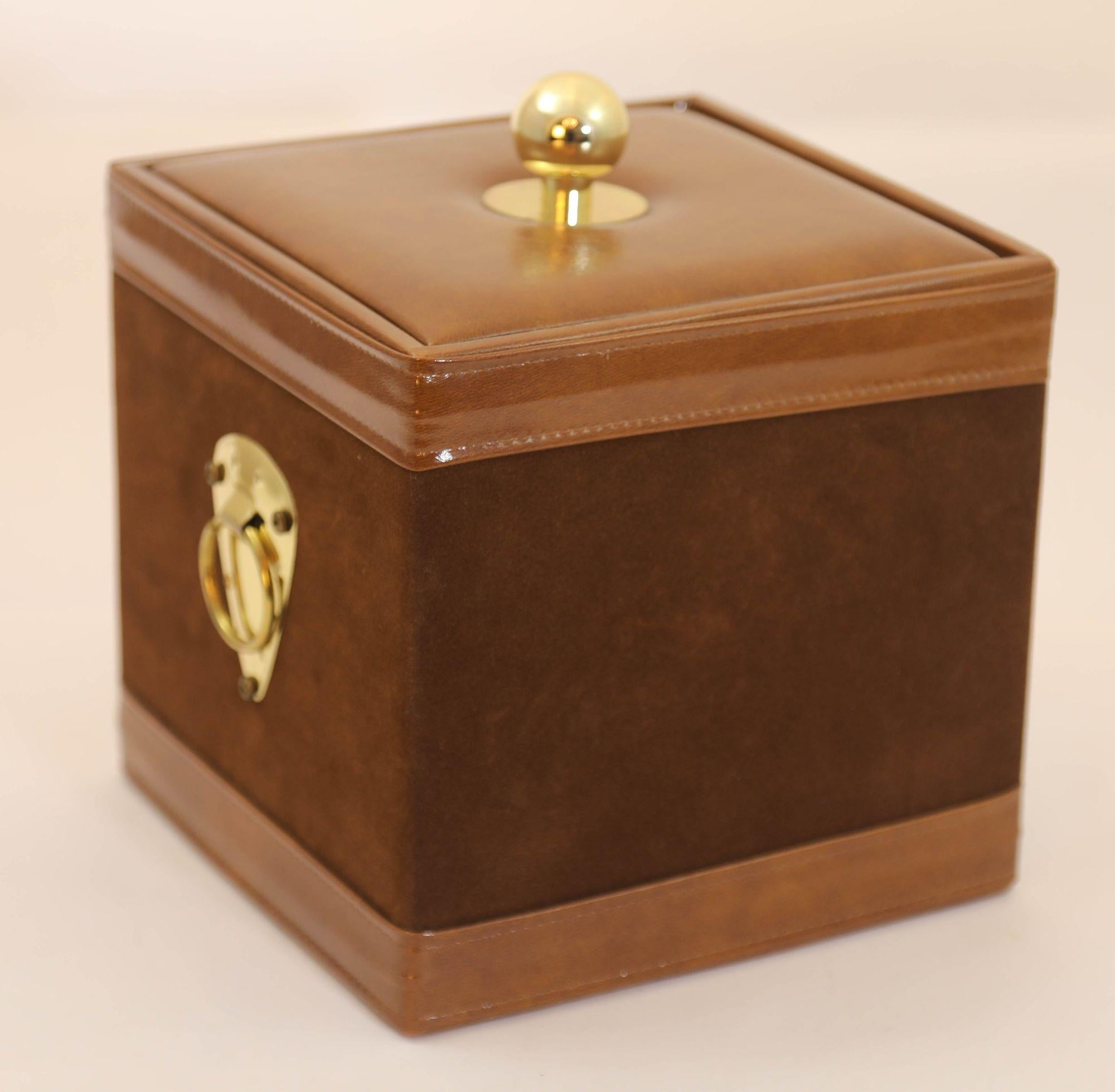 Georges Briard firmato Square Vinile marrone e pelle scamosciata con accenti in ottone Secchio per il ghiaccio Secolo medio vintage degli anni Cinquanta.
Unico secchiello per il ghiaccio quadrato in vinile marrone con manico in ottone di Georges