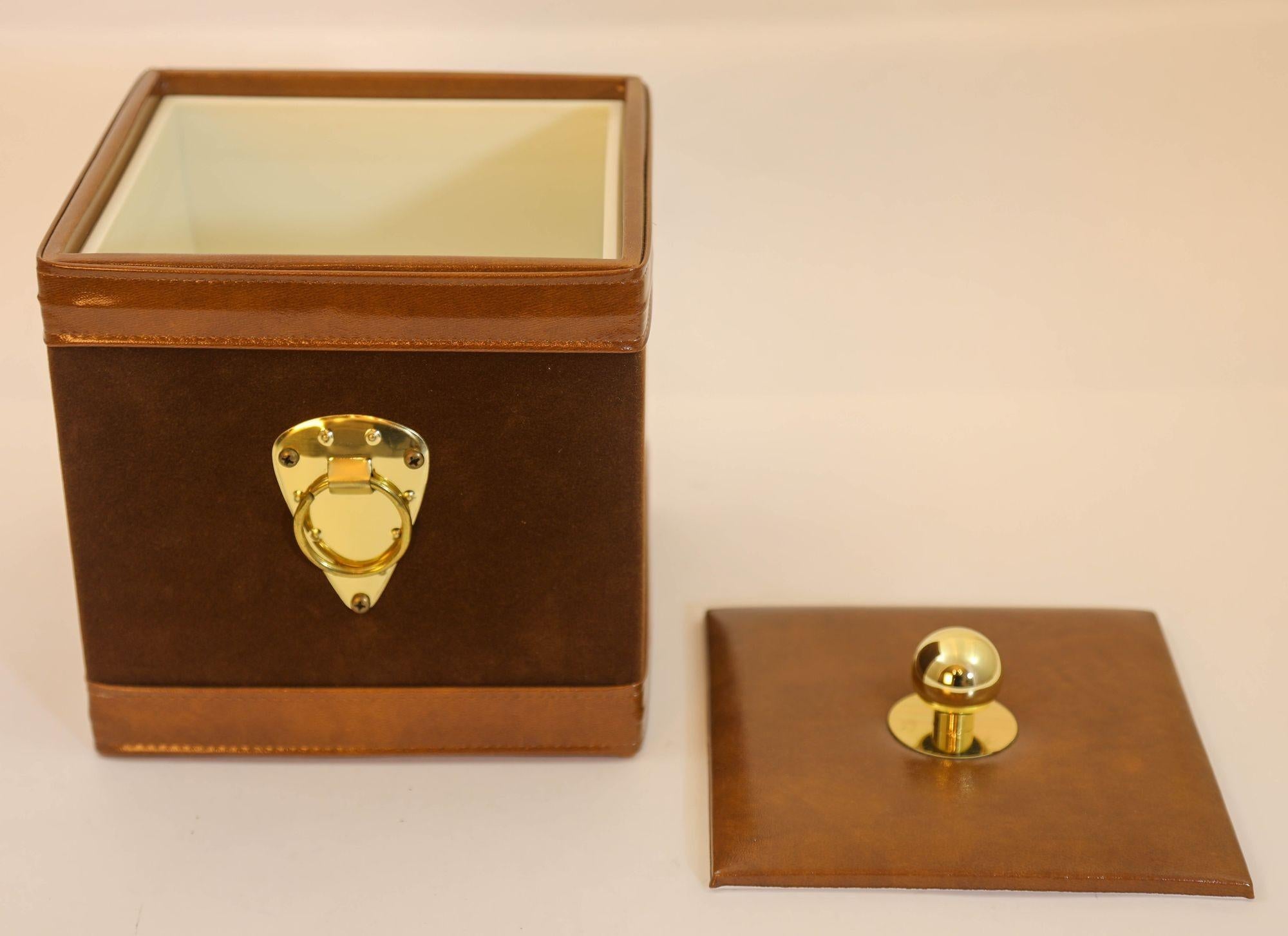 Fatto a mano Georges Briard Secchiello per il ghiaccio quadrato in pelle scamosciata marrone con ottone Vintage anni '50 in vendita