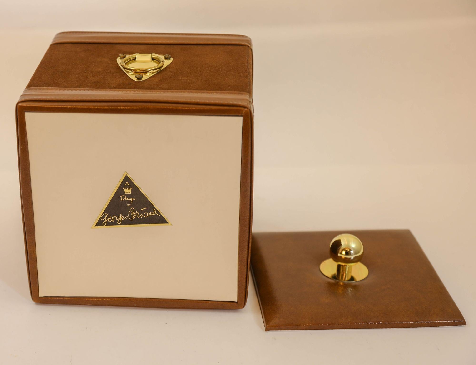 XX secolo Georges Briard Secchiello per il ghiaccio quadrato in pelle scamosciata marrone con ottone Vintage anni '50 in vendita