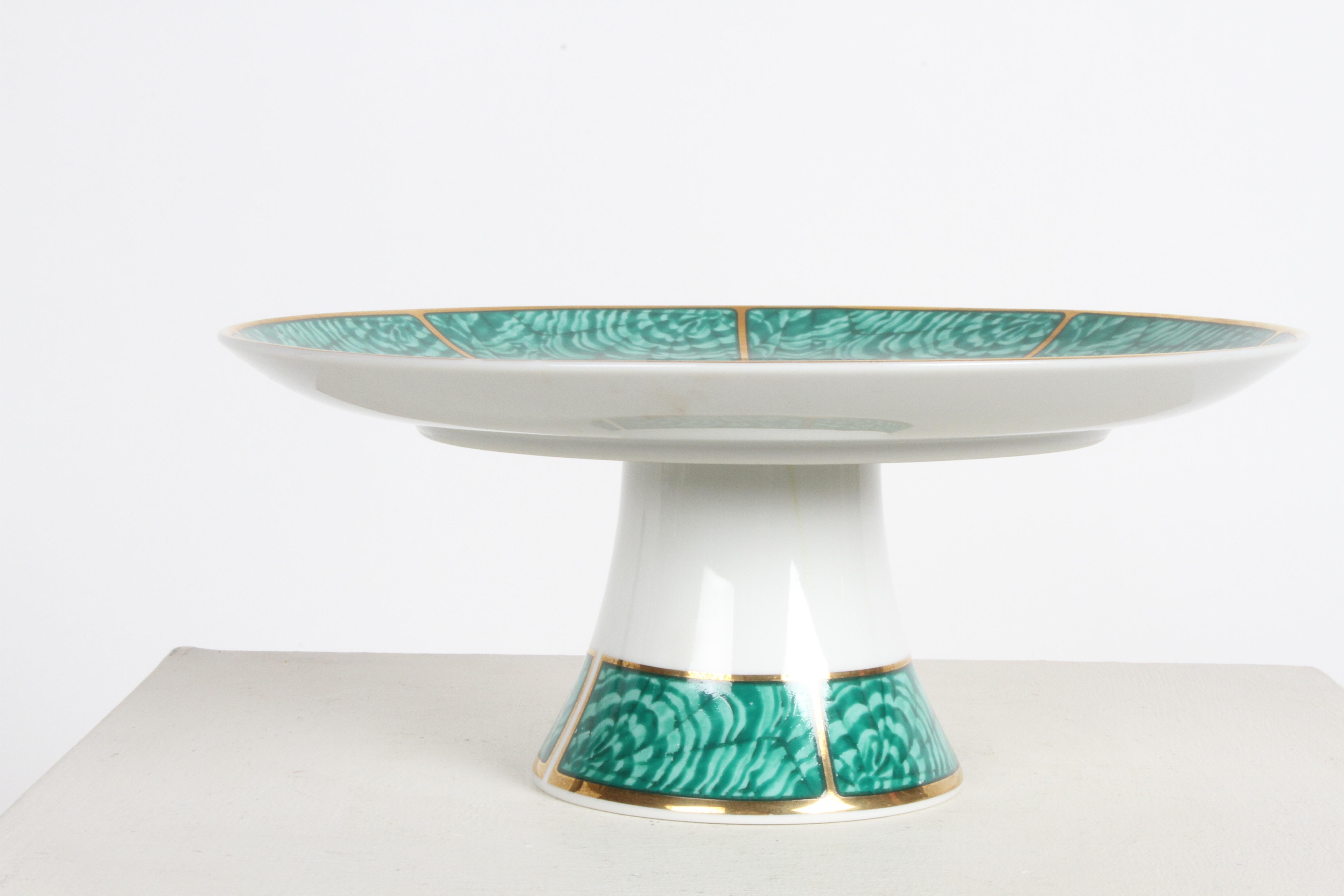 Comedero o soporte para tartas de porcelana malaquita imperial de diseño moderno de mediados de siglo de Georges Briard. Motivo de malaquita de imitación, con dorado de oro de 22 quilates. En buen estado, sin signos visibles de desgaste. Firmado en