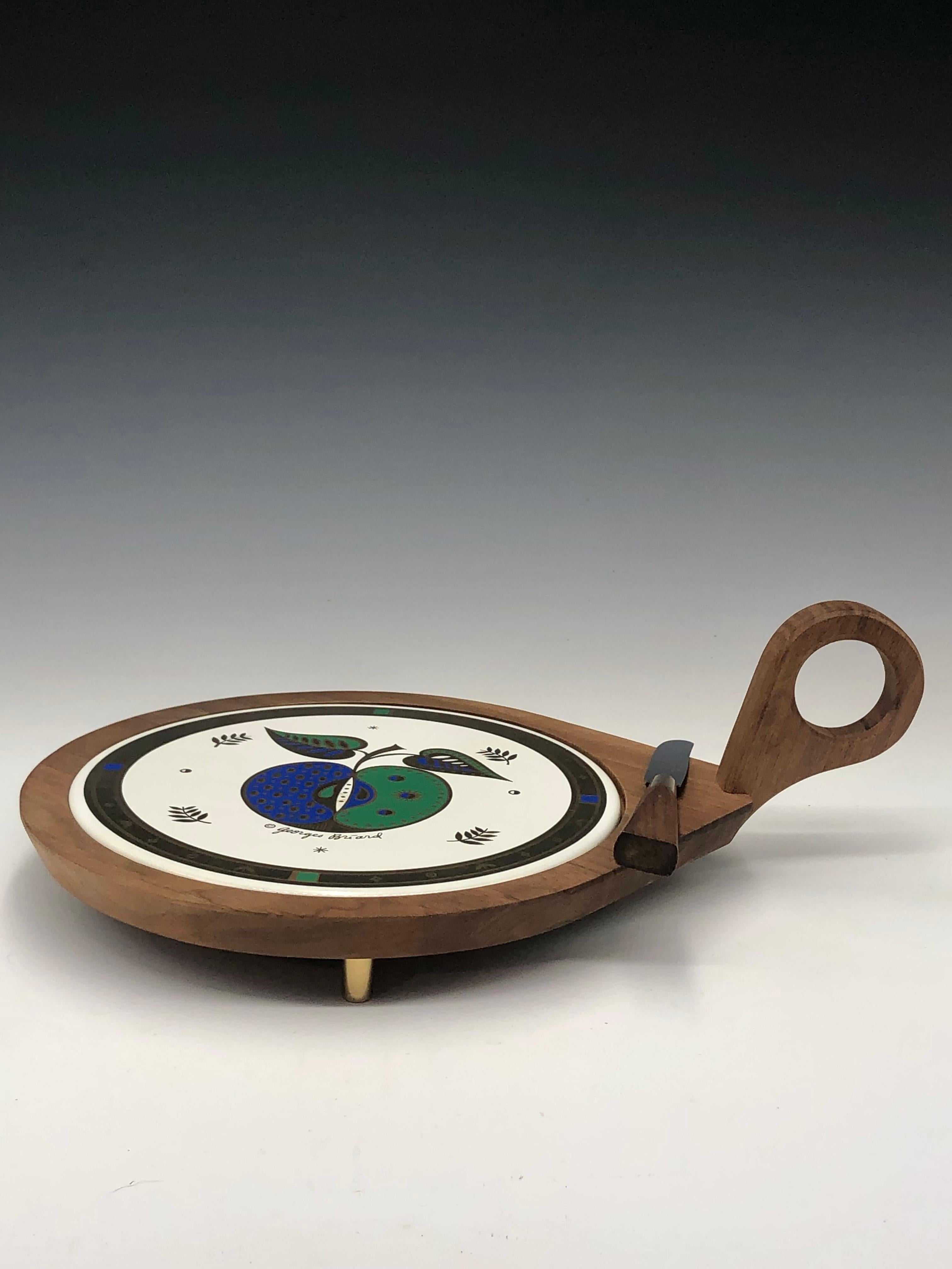 Georges Briard Mid-Century Modern Walnut & Enamel Cheese Board with Knife In Good Condition For Sale In East Quogue, NY
