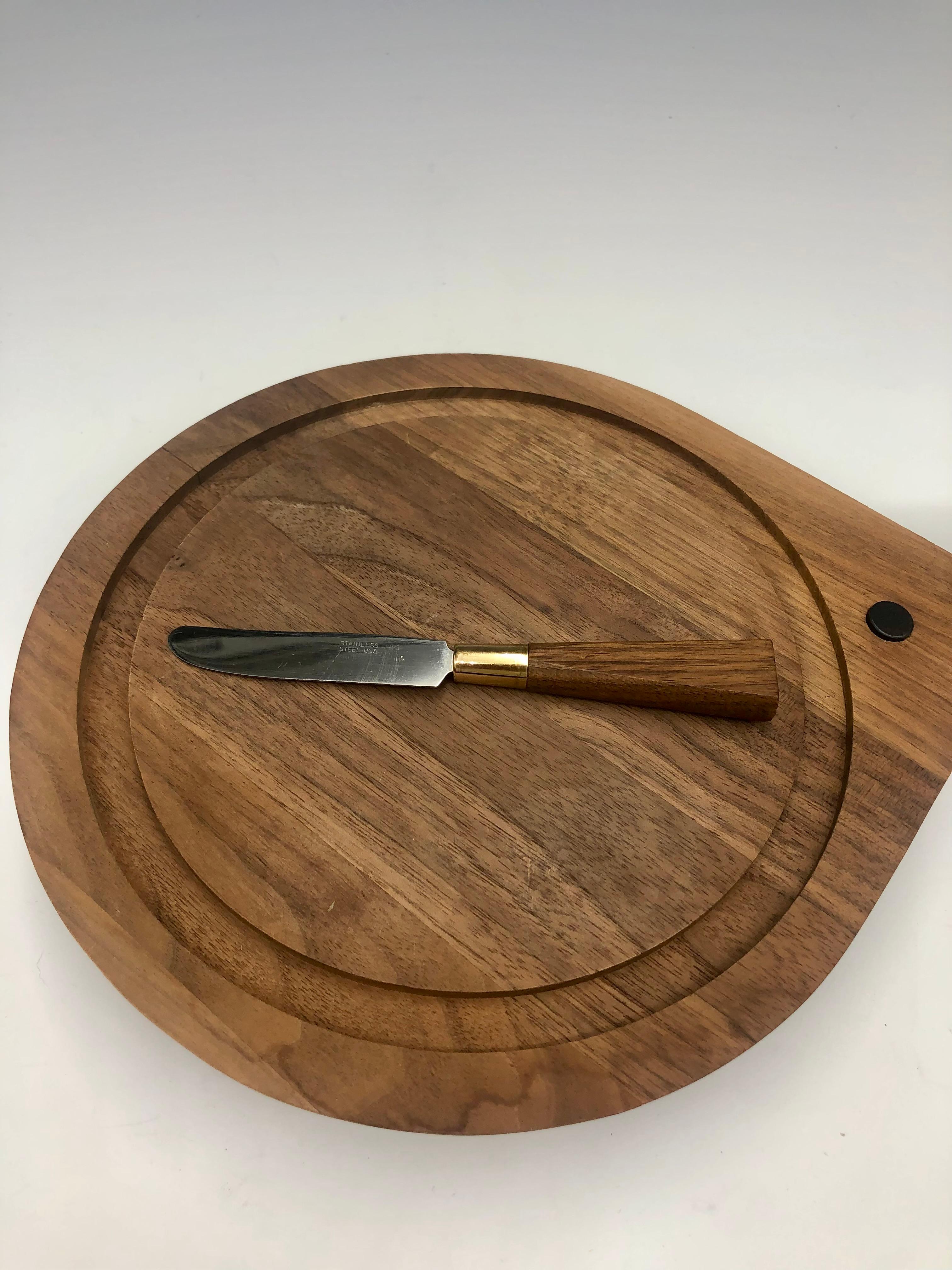 Georges Briard, tavola da formaggio in legno di noce e smalto con coltello, moderna a metà del secolo scorso in vendita 1
