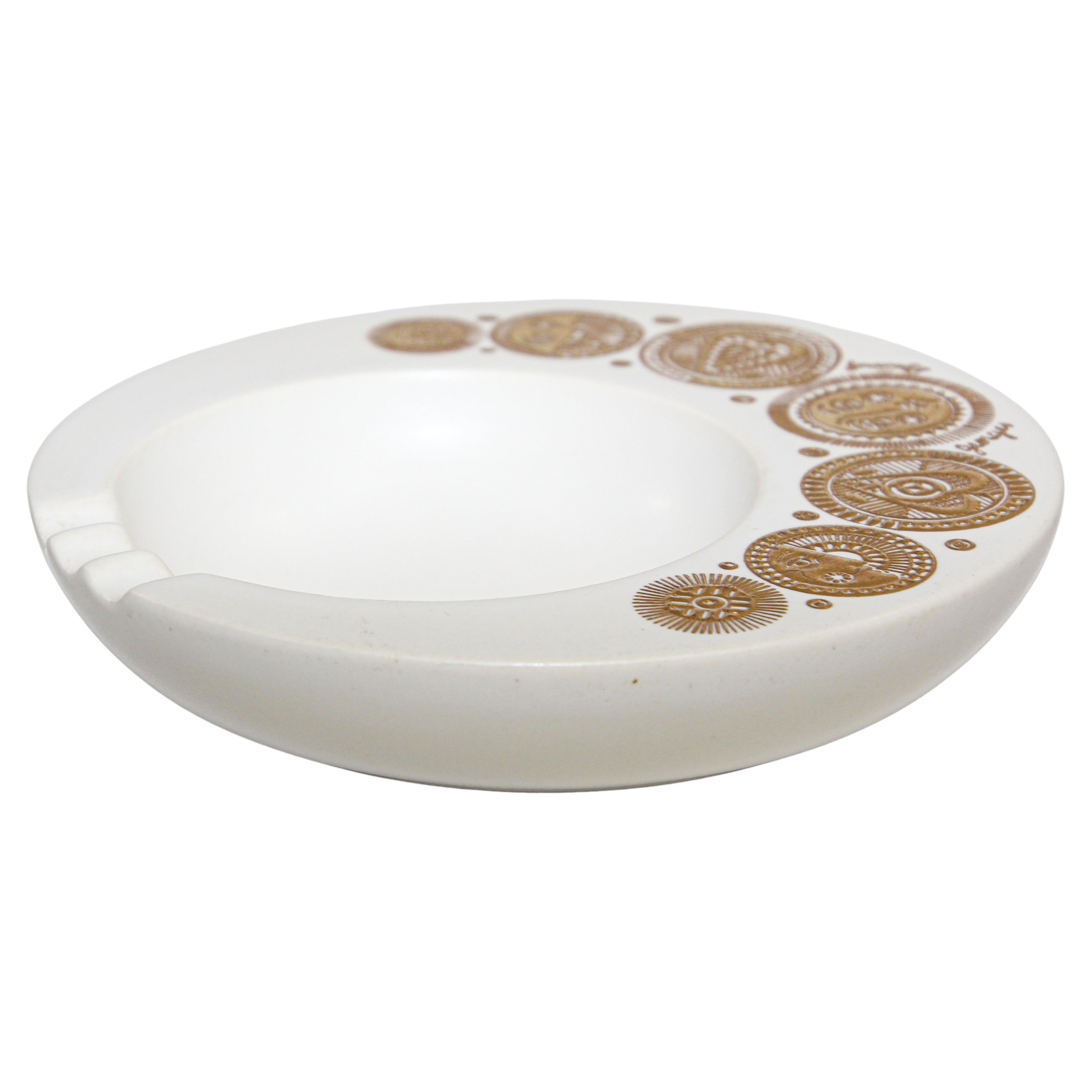 Georges Briard Midas Hyalyn porcelain ashtray trinket dish home bar decor.
Vintage Georges Briard ceramic ashtray Mid Century Retro gold medallion graphics on white porcelain.
White porcelain with gold circles and George's name imprinted near the