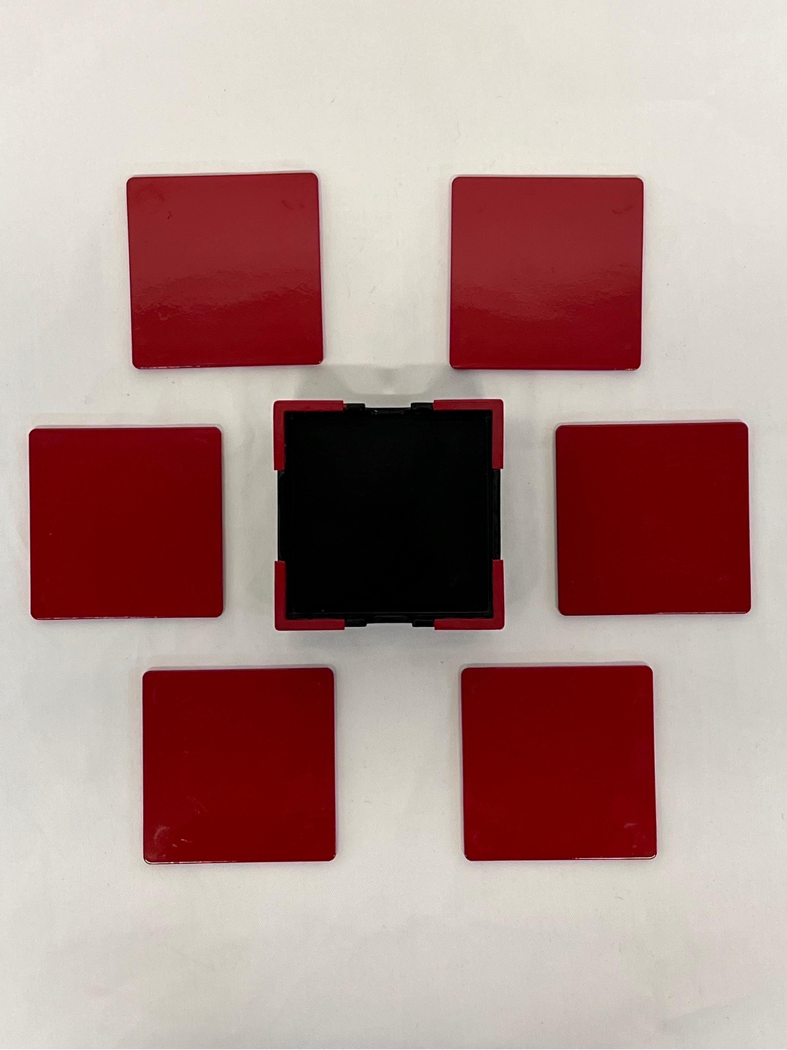 Ensemble de six sous-verres rouges avec porte-sous-verre noir et rouge de Georges Briard, années 1980.