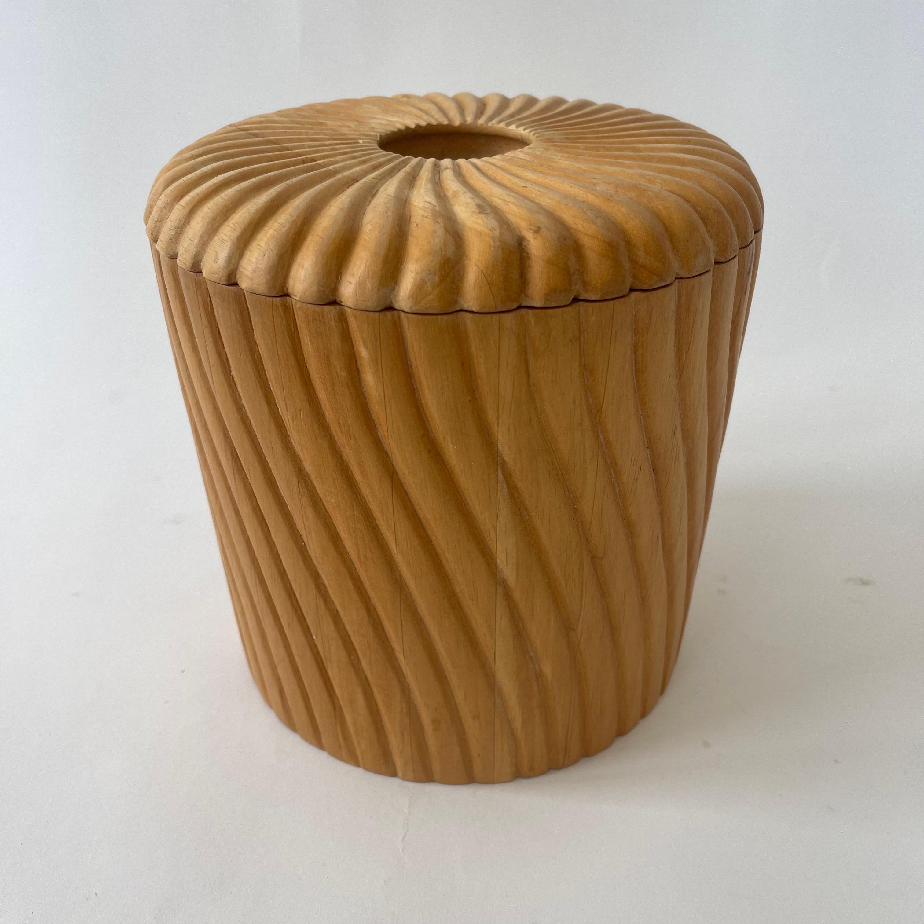 Scultoreo secchiello per il ghiaccio in stile Midcentury Modern, realizzato in legno intagliato a mano con motivo a spirale, con coperchio abbinato, maniglia intagliata e rivestimento in plastica stampata.  Di Georges Briard, Thailandia, anni '70