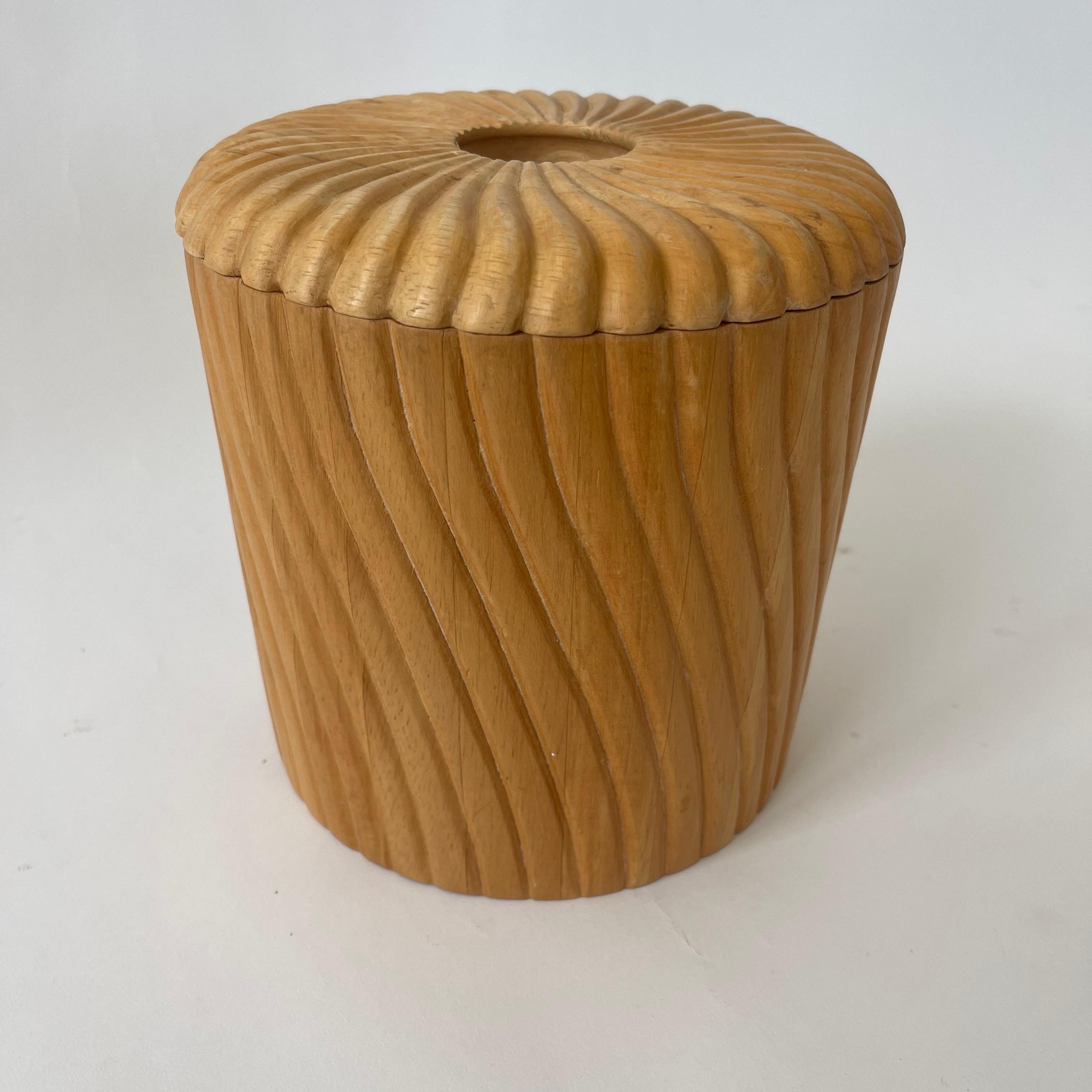 Intagliato a mano Secchiello per il ghiaccio in legno intagliato organico moderno e scultoreo di Georges Briard, Thailandia, anni '70 in vendita