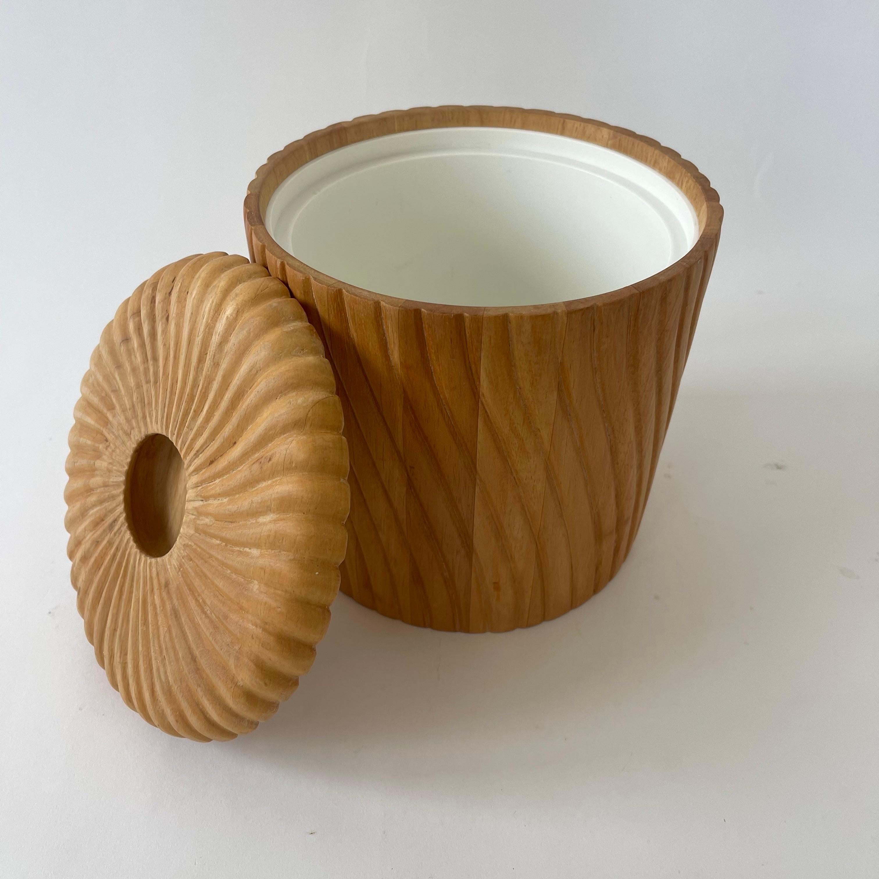 Plastica Secchiello per il ghiaccio in legno intagliato organico moderno e scultoreo di Georges Briard, Thailandia, anni '70 in vendita