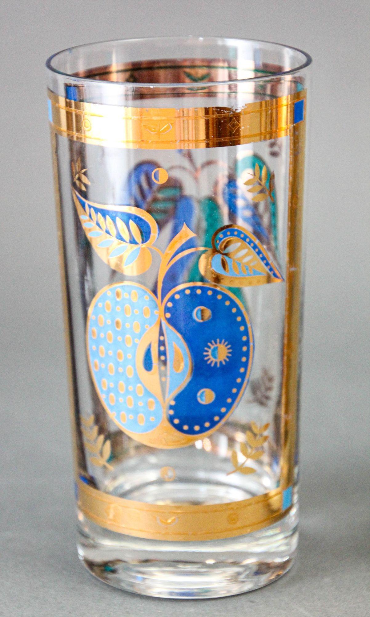 Elegante set vintage di 2 bicchieri da cocktail highball turchese e oro di Georges Briard nel modello Forbidden Fruit.
Un set da collezione davvero raro e unico di decorazioni in turchese e oro con il motivo 