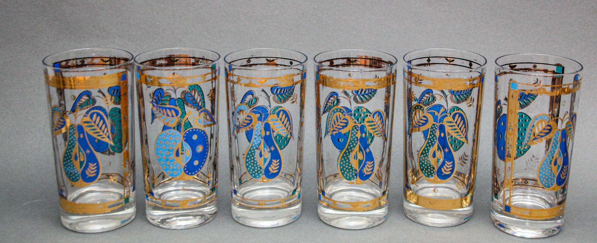 Elegante y exquisito juego vintage de seis copas de cóctel turquesa y doradas de Georges Briard con el diseño Fruta Prohibida.
Un conjunto coleccionable verdaderamente raro y único de turquesa y oro decorado con el motivo 