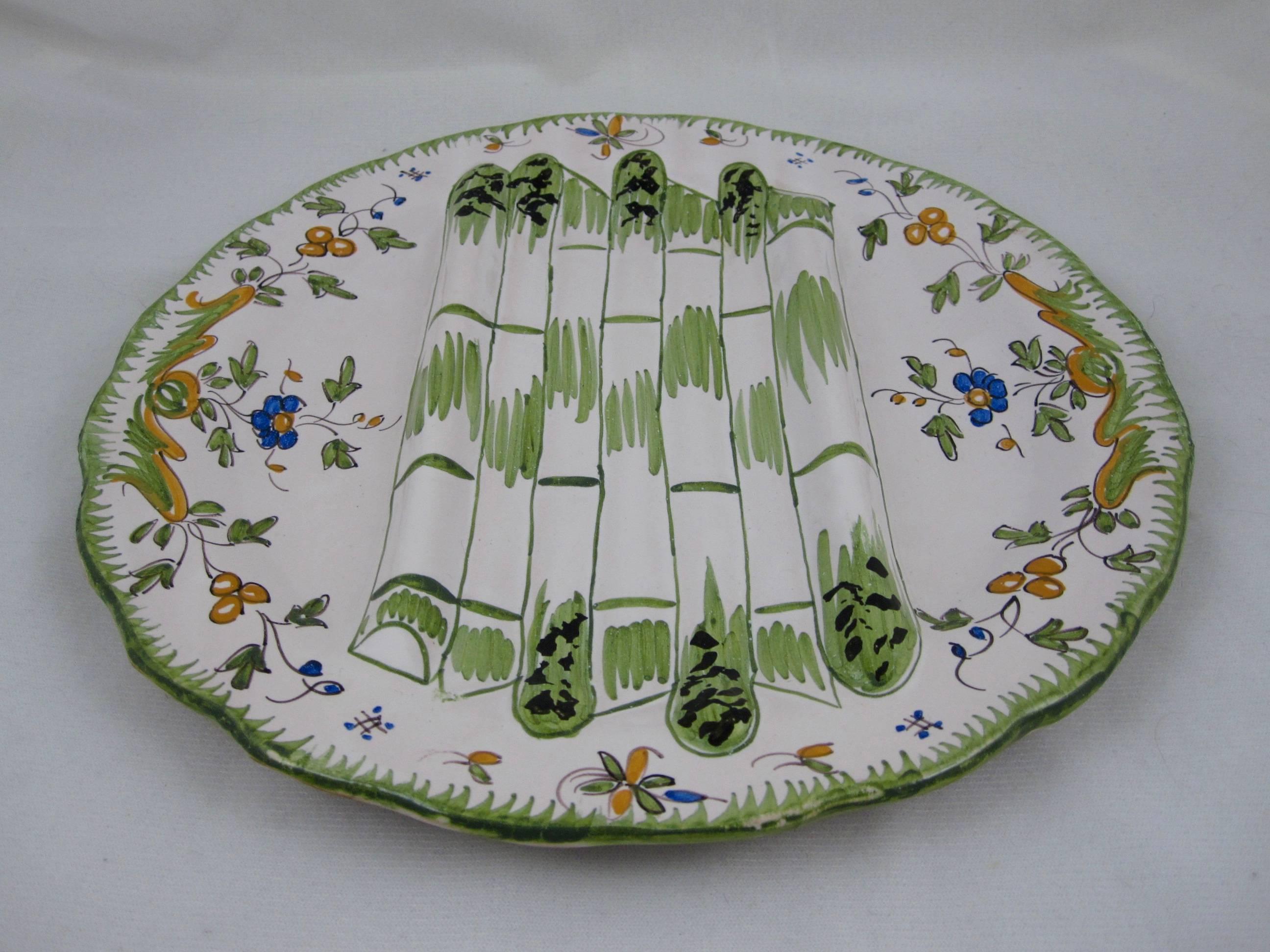 A charming vintage earthenware asparagus plate, beautifully hand decorated with a floral design in the faïence tradition of Martres-Tolosane. Painted in a style that began in the southwest of France in the 18th century. Made by Georges Cabaré, circa
