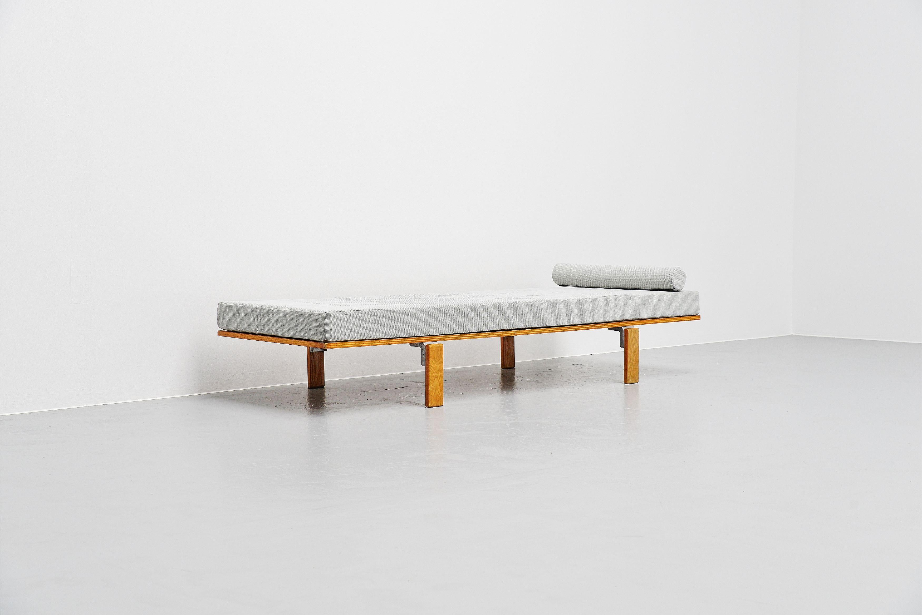 Rare Minimalist daybed called Plein designed by Georges Candilis and Anja Blomstedt, manufactured by Sentou in France, 1969. Designed for the residence 