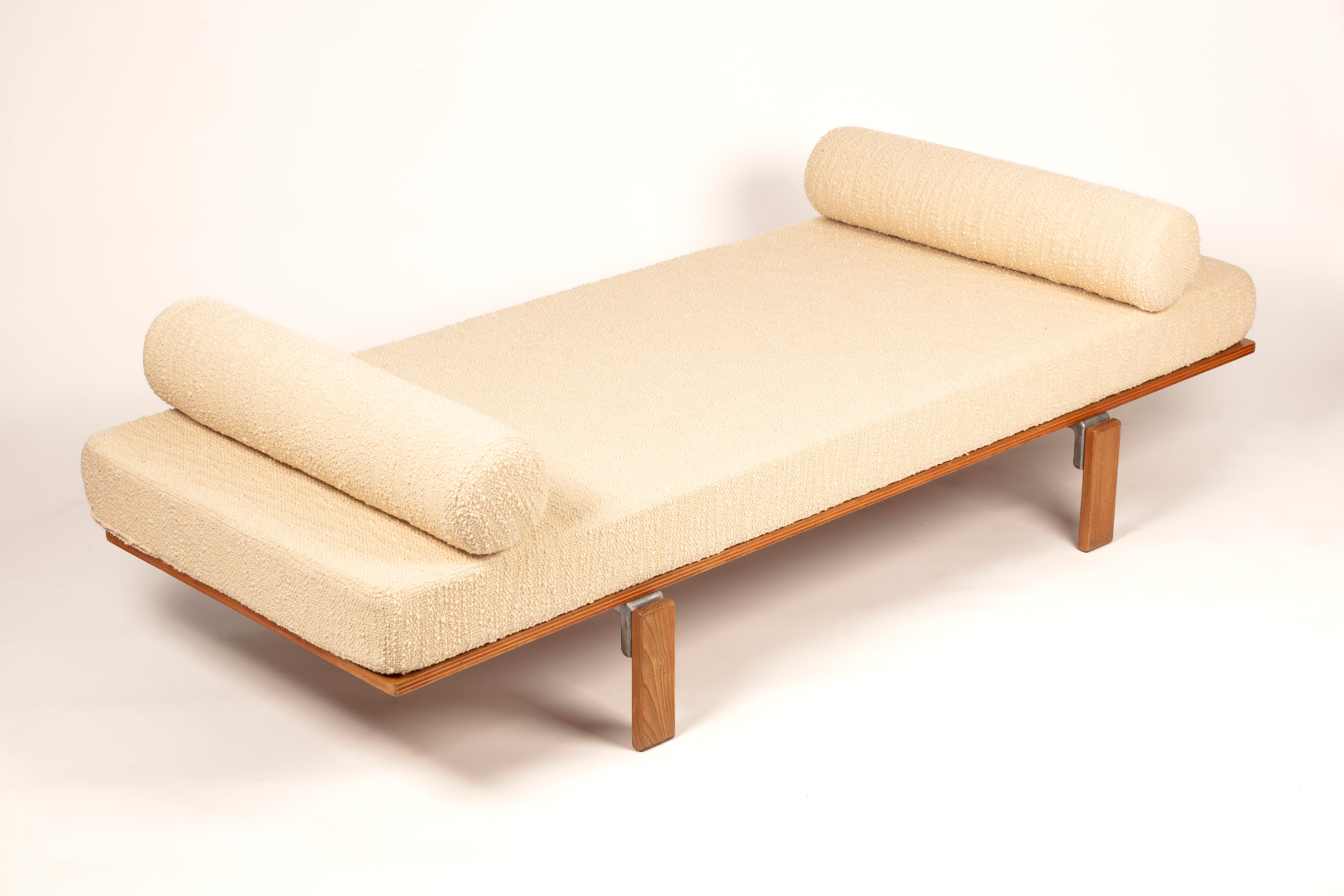 Raro letto da giorno minimalista chiamato 